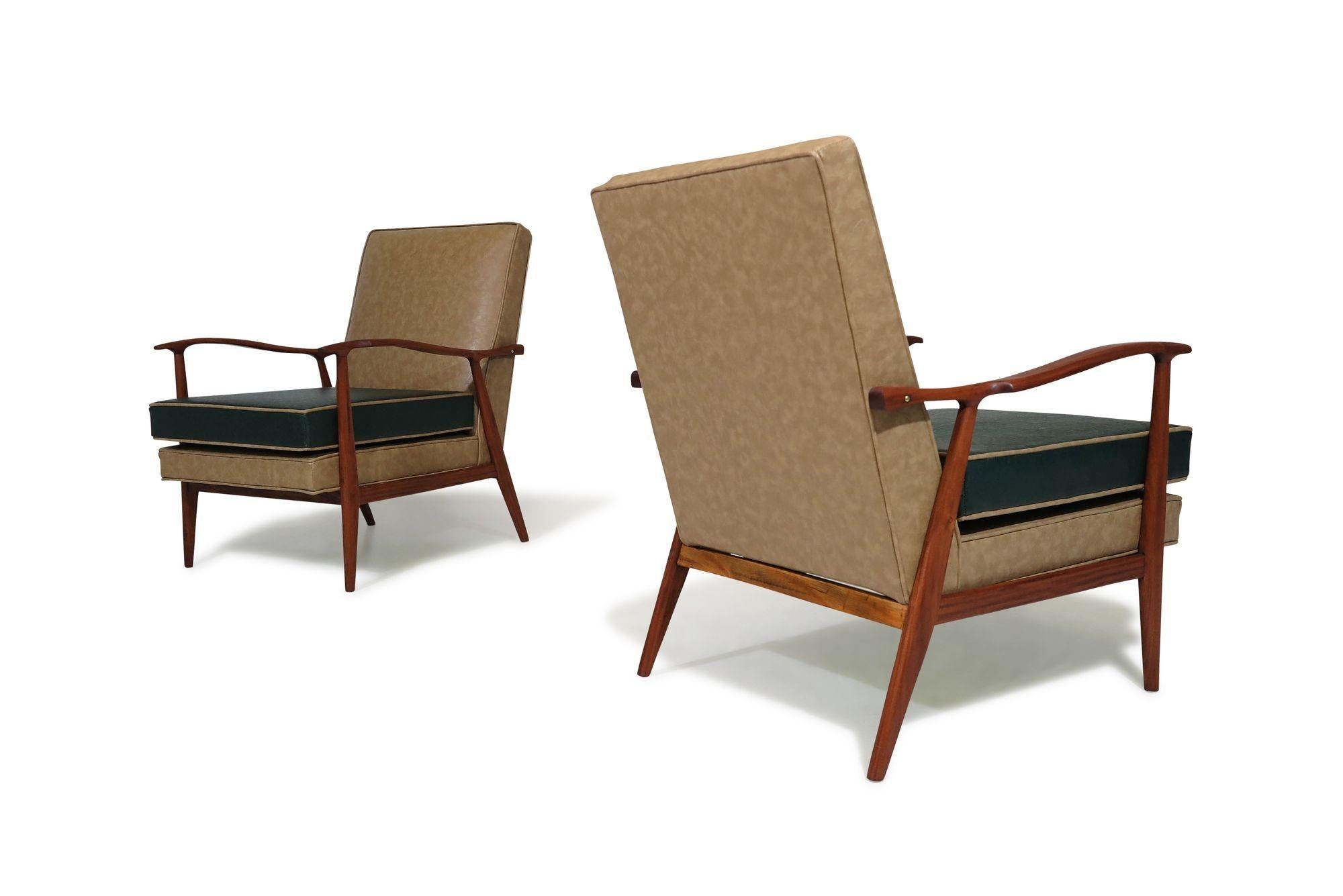 Brazilian Modern lounge chairs designed by Brazilian architect Rino Levi. Finely crafted from solid Caviuna wood, these chairs feature a sculptural form with sloping arms and are upholstered in the original vinyl.
Measurements
W 25,5ʺ x D 31,5ʺ x H