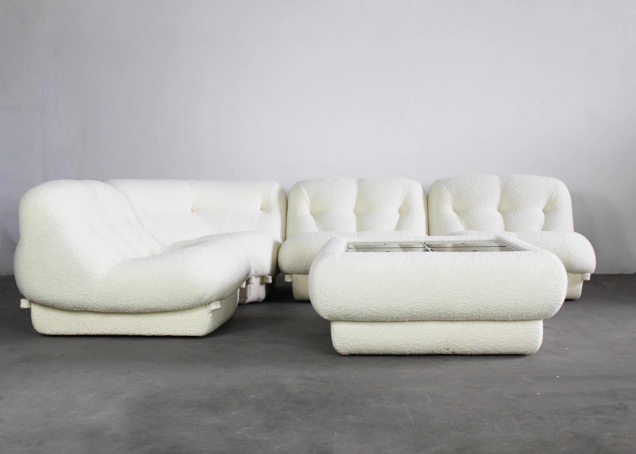 Mid-Century moderno Set da soggiorno Rino Maturi Nuvolone in Boucle Bianco di MIMO Padova 1970s Italy in vendita
