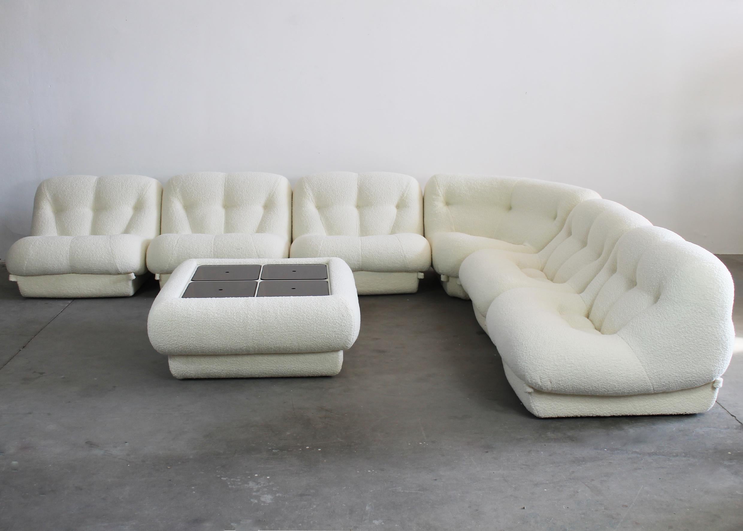 Italian Rino Maturi Nuvolone Living Room Set in White Boucle by MIMO Padova 1970s Italy For Sale