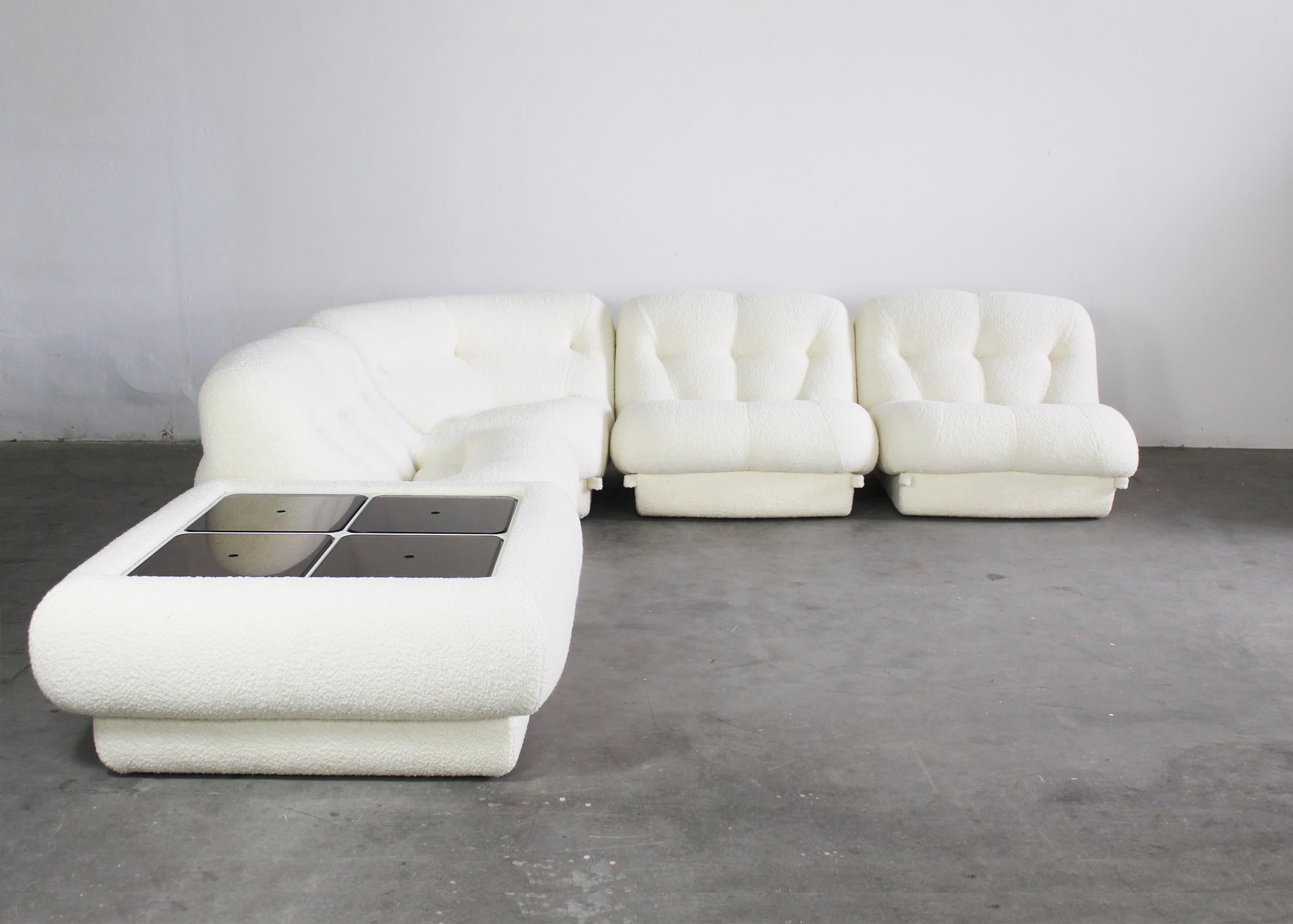 Italiano Set da soggiorno Rino Maturi Nuvolone in Boucle Bianco di MIMO Padova 1970s Italy in vendita