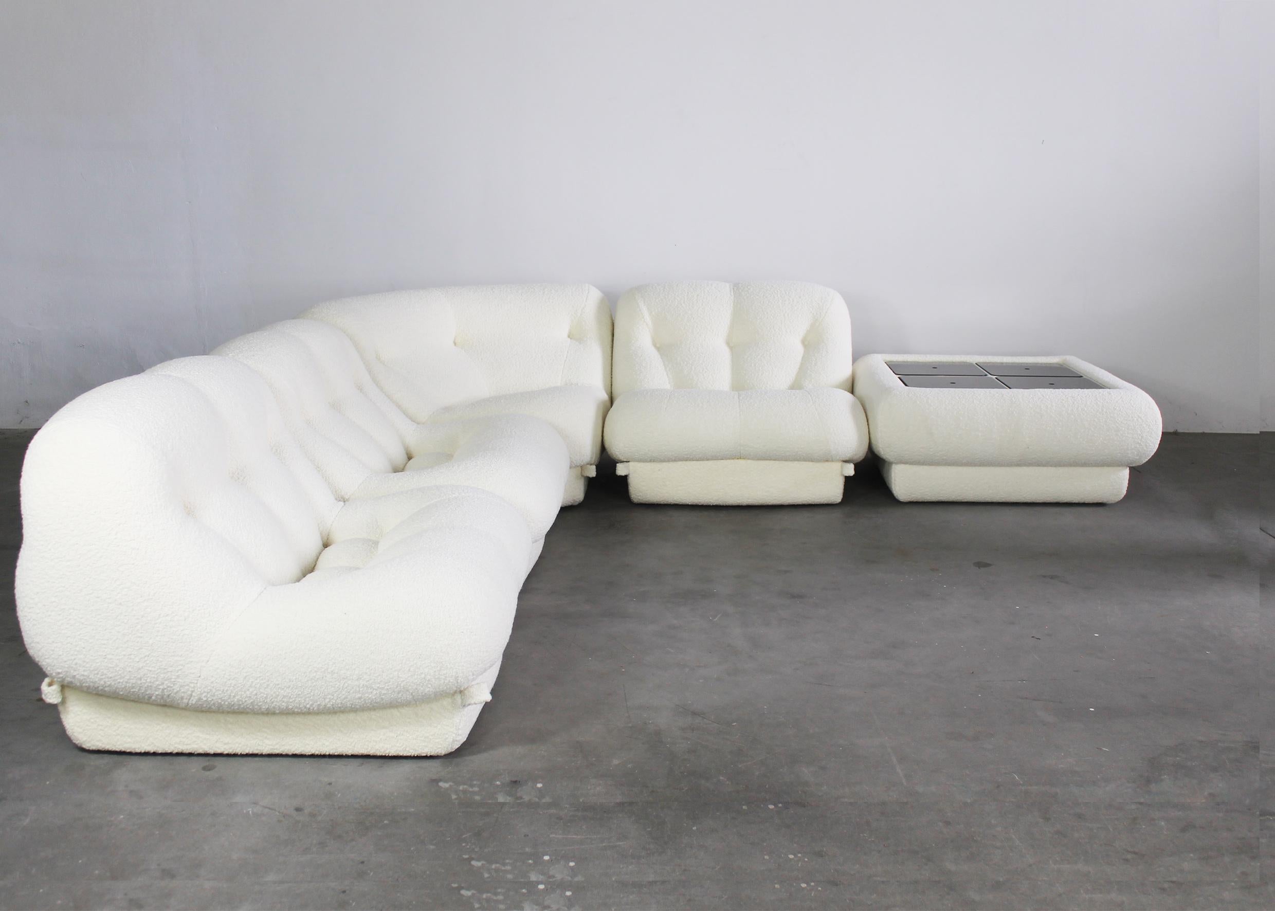Set da soggiorno Rino Maturi Nuvolone in Boucle Bianco di MIMO Padova 1970s Italy In condizioni ottime in vendita a Montecatini Terme, IT