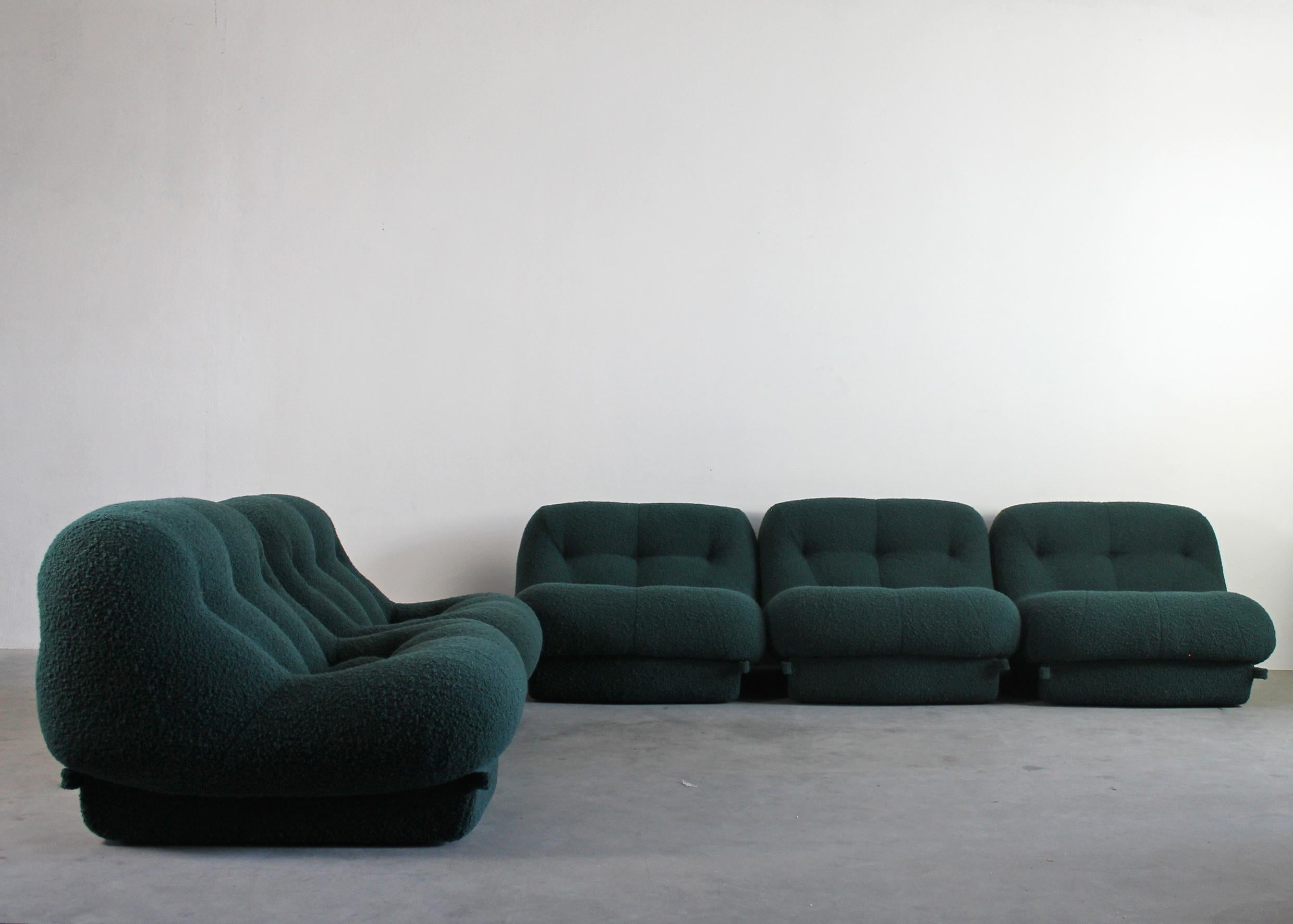 Nuvolone modular sofa composes of five single modules which can be arranged to your own liking. The sofa presents a structure in polyurethane foam upholstered with a dark green fabric, designed by Rimo Maturi for the Italian company MIMO, Padova