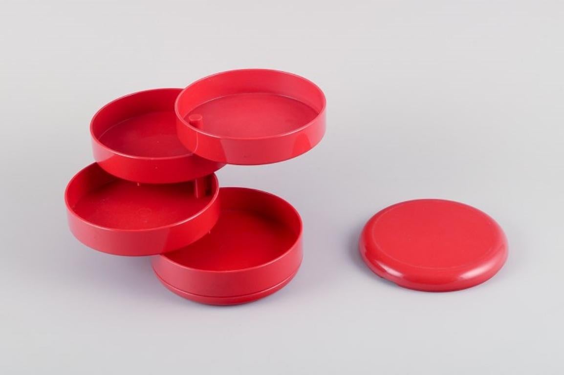 Rino Pirovano for Rexite, Italy. 900 Multiplor.
Container in red plastic with four compartments.
1970s/80s.
Designed in 1977.
In very good condition, lid with two interior chips.
Marked.
Dimensions: H 12.7 cm x D 13.0 cm when folded.