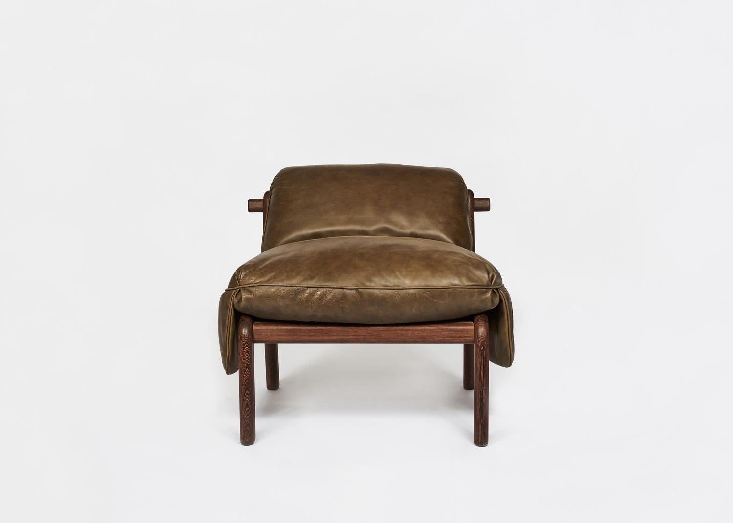 El Sillón RIO de CAPORUSSO acabado en madera de wengé y cuero.

Fabricado a mano en Bélgica, el Sillón Rio está disponible en una selección de pieles y se fabrica por encargo según tus especificaciones de acabado. Varias opciones en la elección de