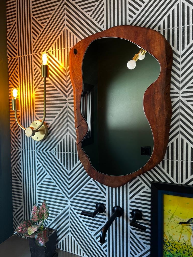 Le miroir Rio est fabriqué à partir d'une seule pièce d'acajou de Floride récupéré. La forme organique du miroir complète les courbes du bois dans sa forme naturelle. Chaque pièce que je fabrique est unique. 

L'acajou le plus fin ne pousse que dans