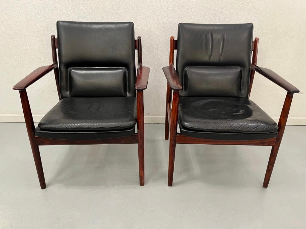 Rio Rosewood and black leather pair of model 431 lounge chairs by Arne Vodder produced by Sibast Mobler, Denmark circa late 1950s
Superb quality with fine details and patina.
Manufacturer label on each chair.