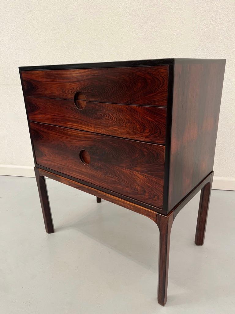 Rare and elegant Rio Rosewood small chest of drawers by Kai Kristiansen produced by Aksel Kjersgaard in Denmark between the 1950s and 1960s.
Original Scandinavian modern design classic.
Very good condition, restored.
The manufacturer stampel at
