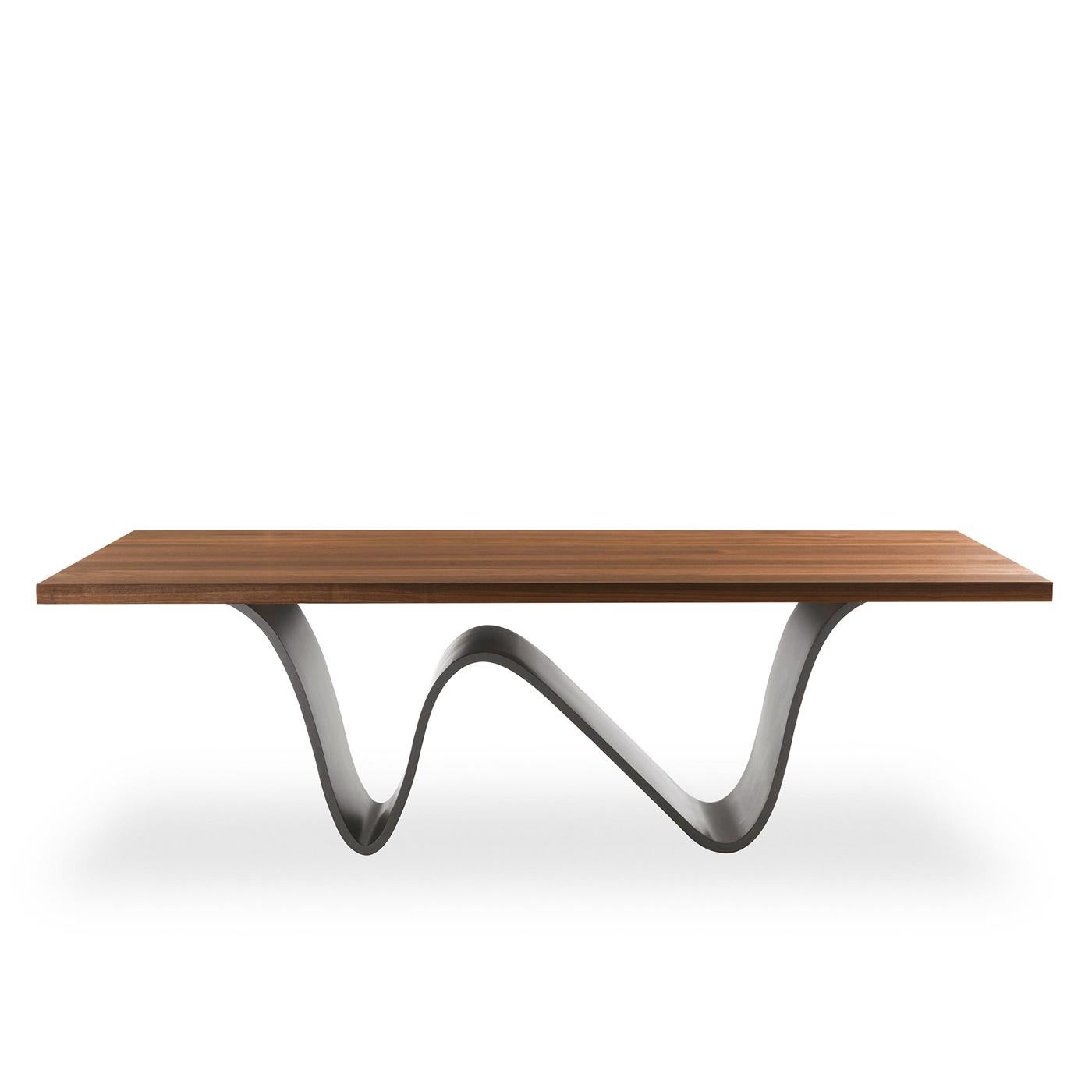 Dining table Ripling with solid walnut top with straight edges,
wood treated with natural pine extracts wax. Base in iron in
lacquered finish.
Also available on request with solid natural oak top.
Available on request in:
L240xD100xH76, price: