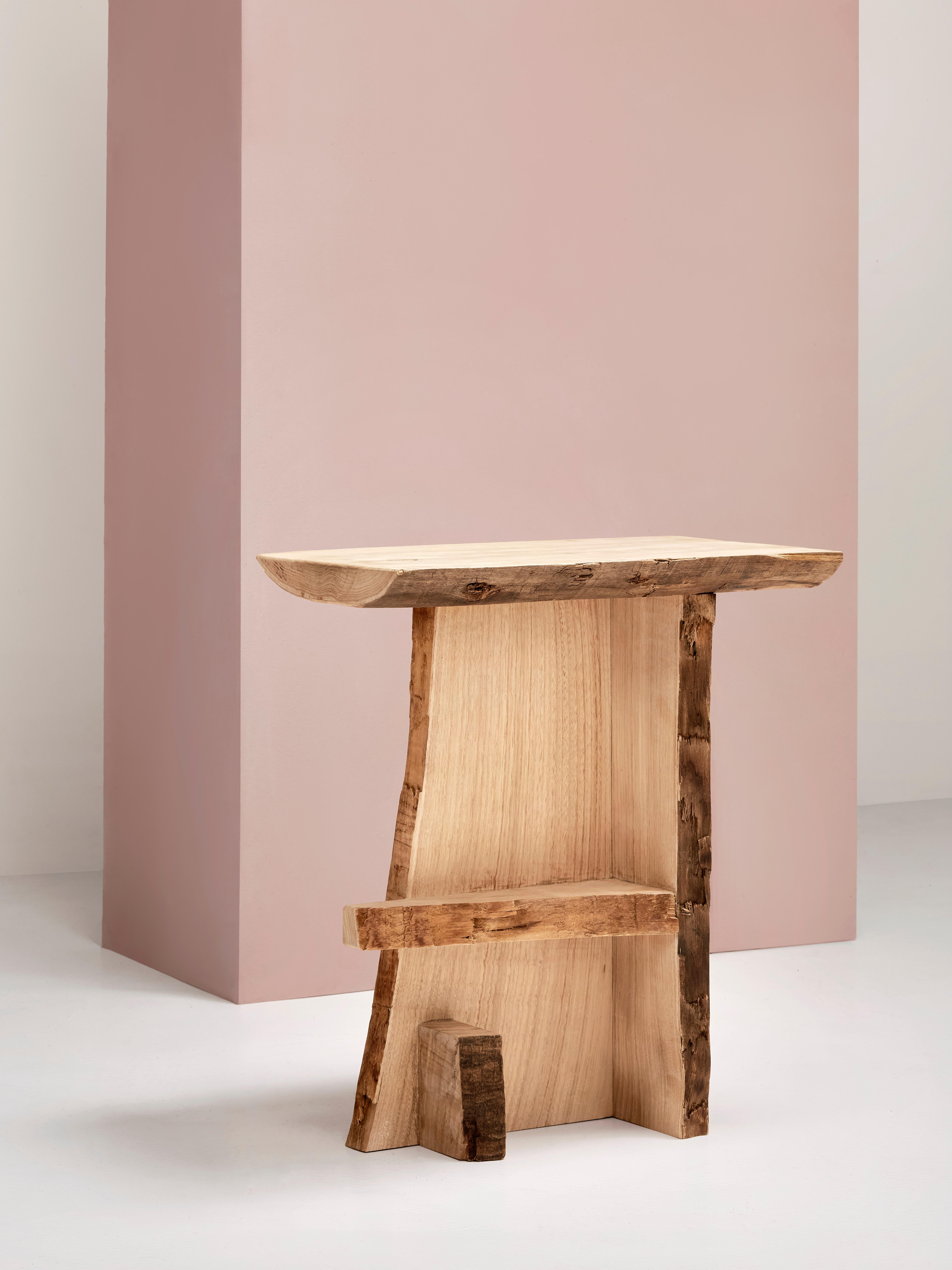 Ripped-Holztisch von Willem Van Hooff
Handgefertigt
Abmessungen: B 38 x H 68 cm (Die Maße können variieren, da die Stücke handgefertigt sind und leichte Größenabweichungen aufweisen können)
MATERIALIEN: Holz.


Willem van Hooff ist ein in Eindhoven