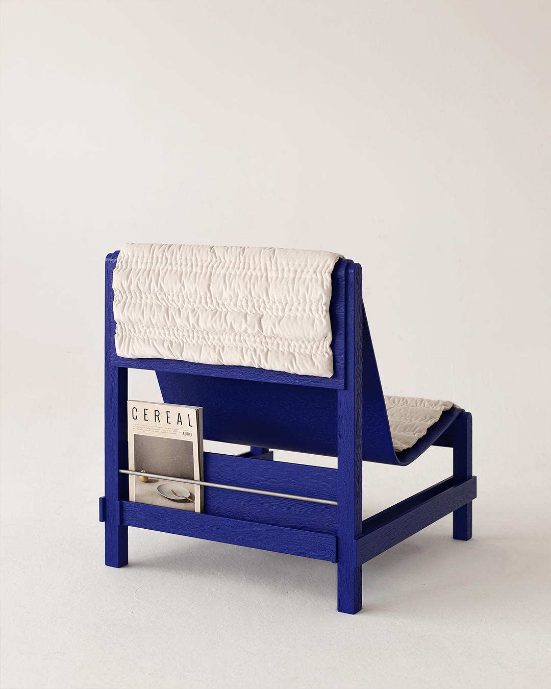 Moderne Fauteuil Ripple reflétant le contemporain et le moderne avec un matelassage turc en bleu en vente