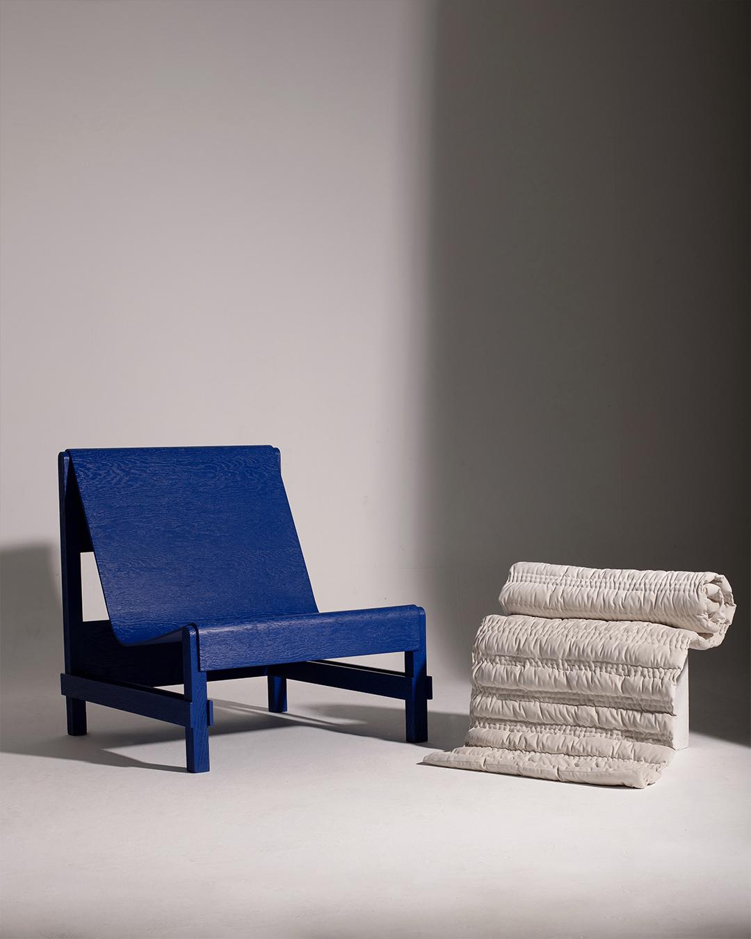 Turc Fauteuil Ripple reflétant le contemporain et le moderne avec un matelassage turc en bleu en vente