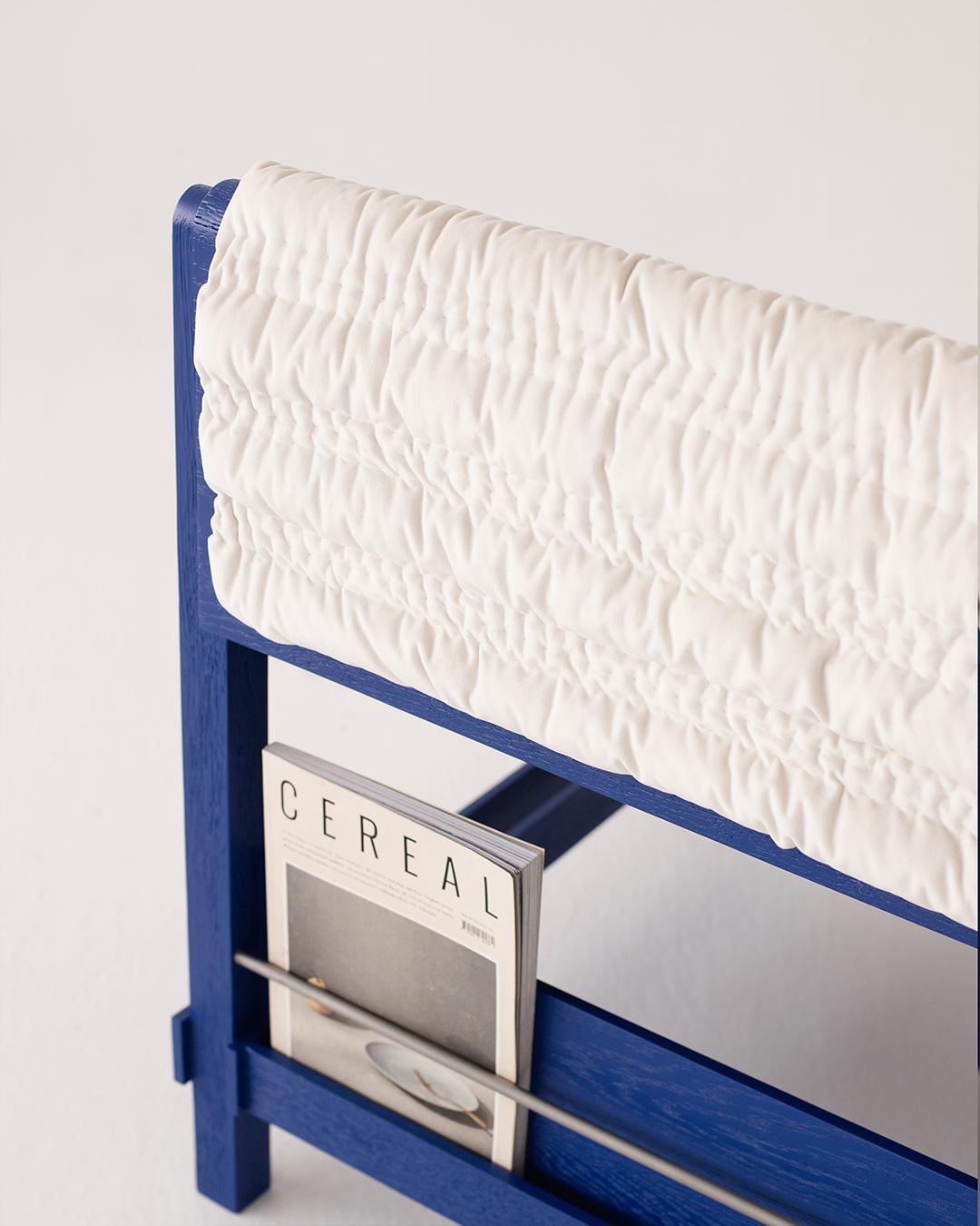 Fait main Fauteuil Ripple reflétant le contemporain et le moderne avec un matelassage turc en bleu en vente