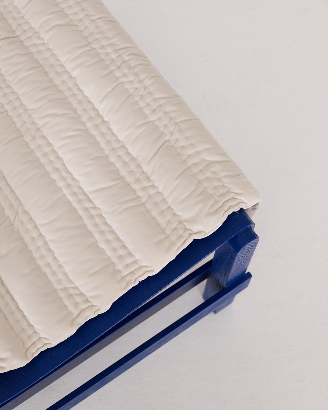 XXIe siècle et contemporain Fauteuil Ripple reflétant le contemporain et le moderne avec un matelassage turc en bleu en vente