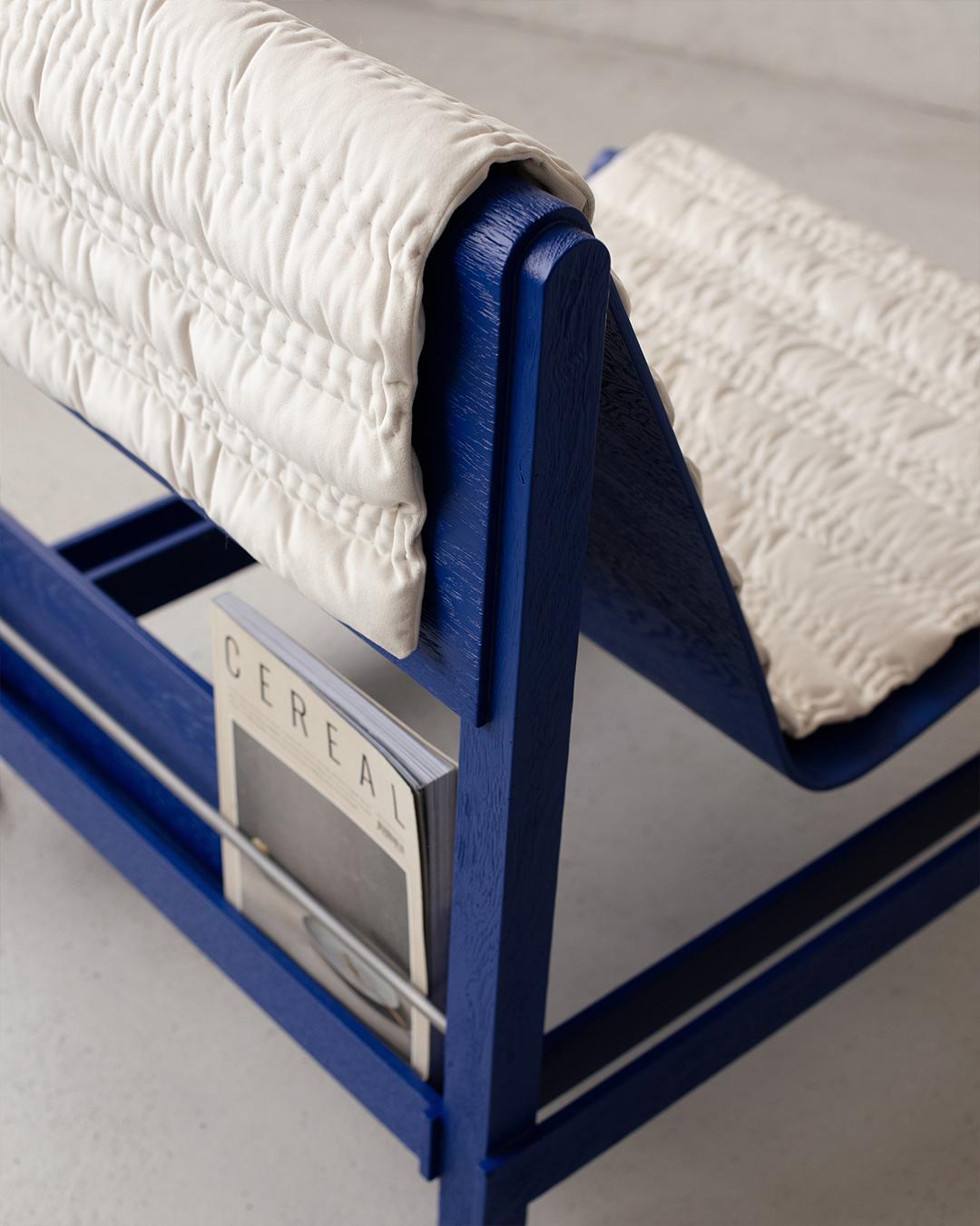 Bois Fauteuil Ripple reflétant le contemporain et le moderne avec un matelassage turc en bleu en vente