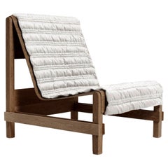Sillón Ripple de aspecto contemporáneo y moderno en nogal pulido