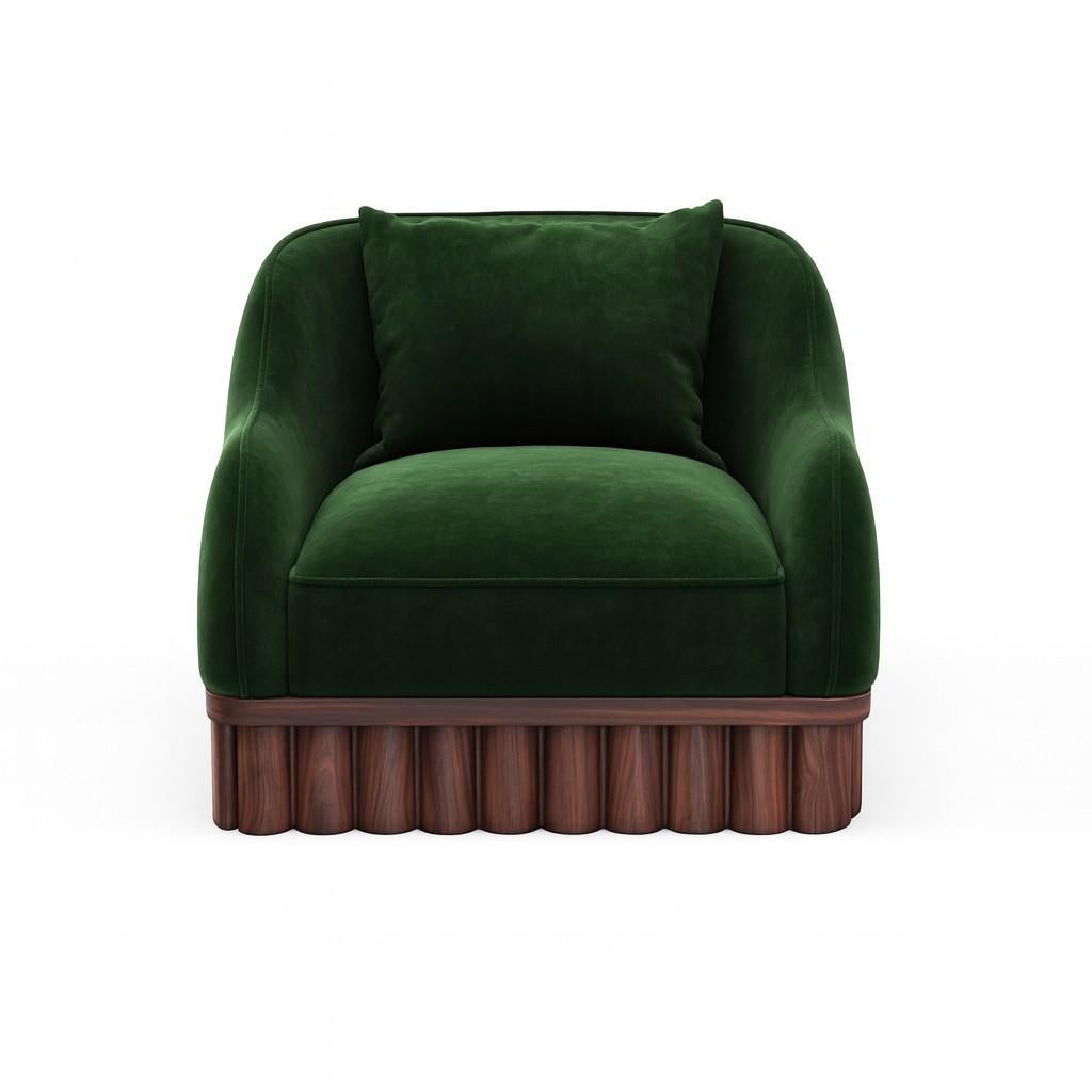 El Sillón Ondulación se inspira en el suave ritmo del agua y el aire, con líneas verticales que recuerdan ondulaciones, pilares y silencios esculpidos. Su base ancla la forma, mientras que el asiento tapizado flota por encima, creando una