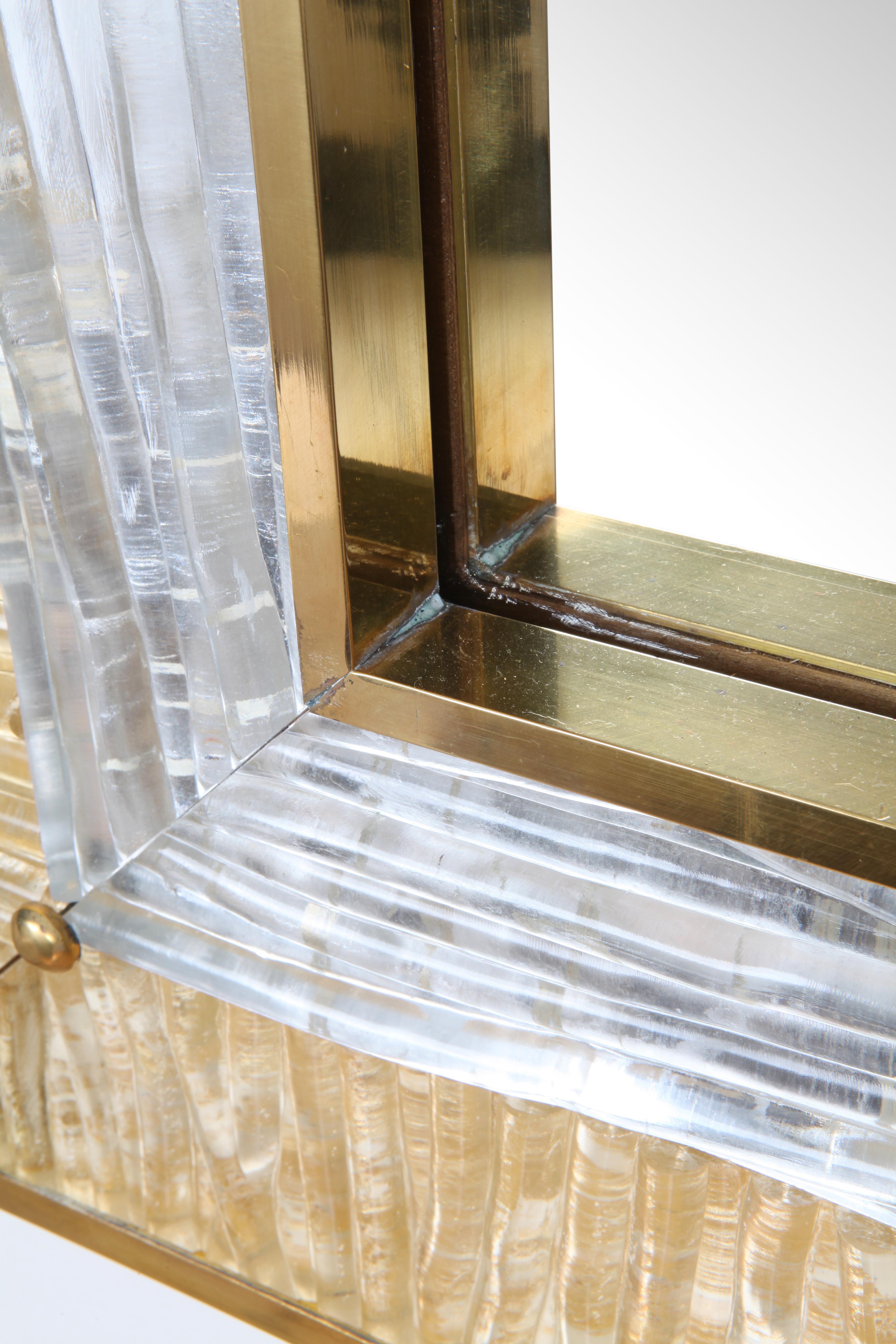 Laiton Miroir à volutes, verre de Murano côtelé doré et transparent sur cadre en laiton naturel