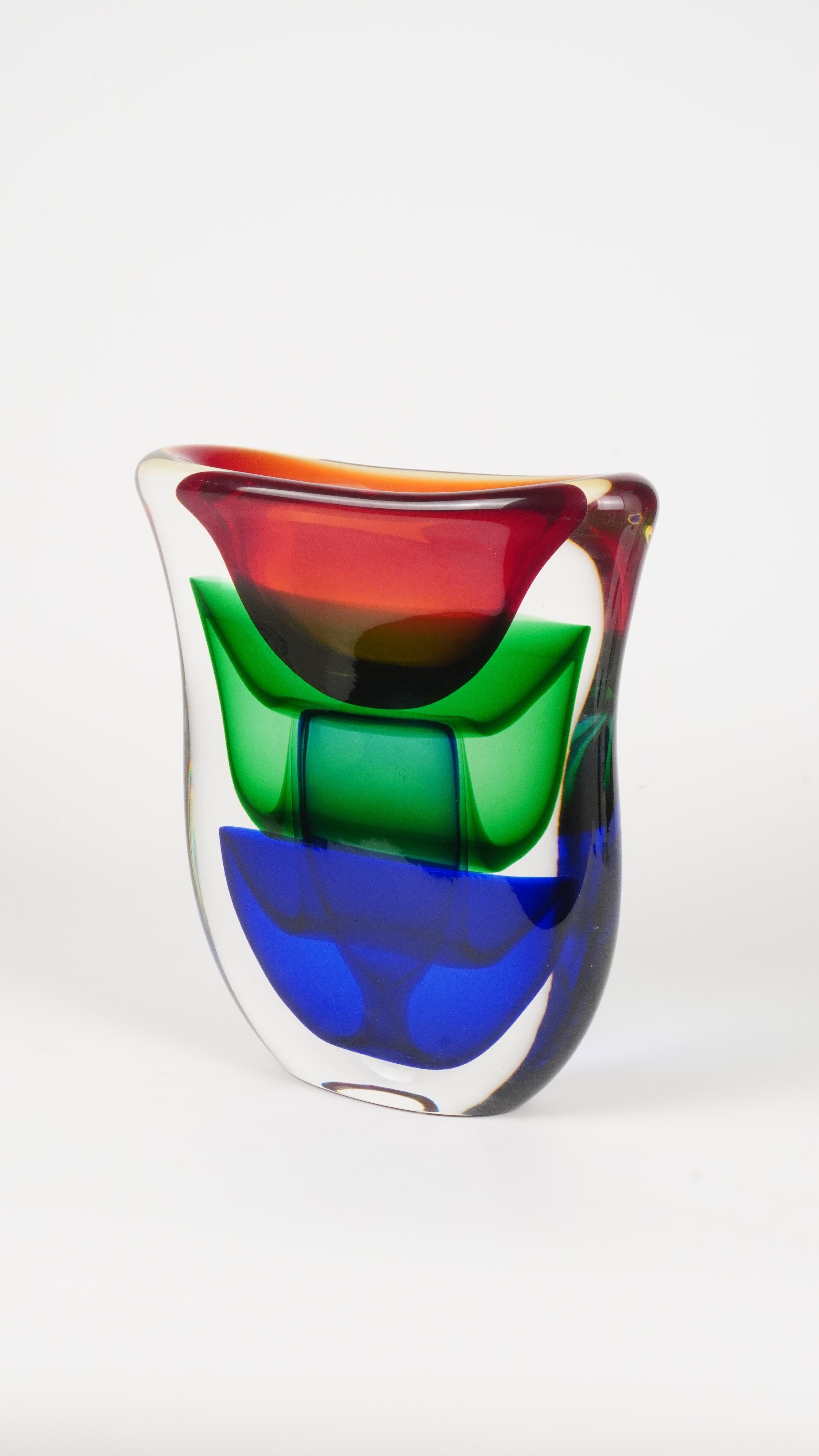 Voici Ripple, un magnifique vase en verre de Murano qui incarne le meilleur de l'artisanat italien et du design de luxe. Plus qu'un simple objet décoratif, Ripple est une véritable pièce de collection, créée pour ceux qui apprécient la fusion de