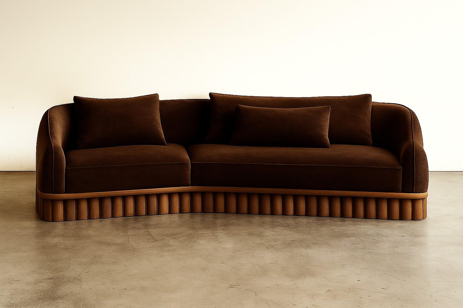 Sofá Ripple - Silueta curva angular con base escultural de madera tallada en venta 2