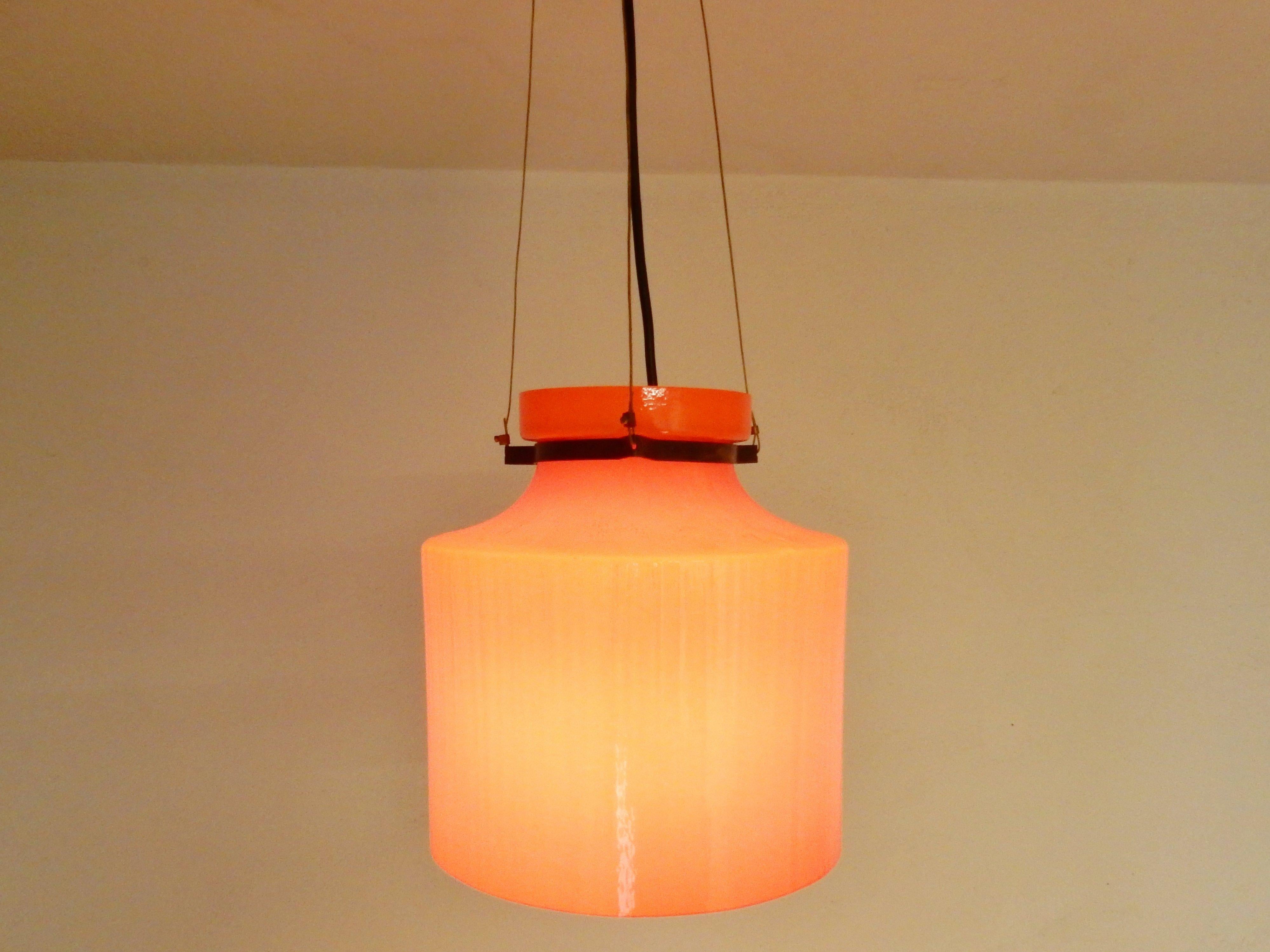 Métal Lampe suspendue en verre de Murano à structure ondulante provenant d'Indoor, Pays-Bas, années 1970 en vente