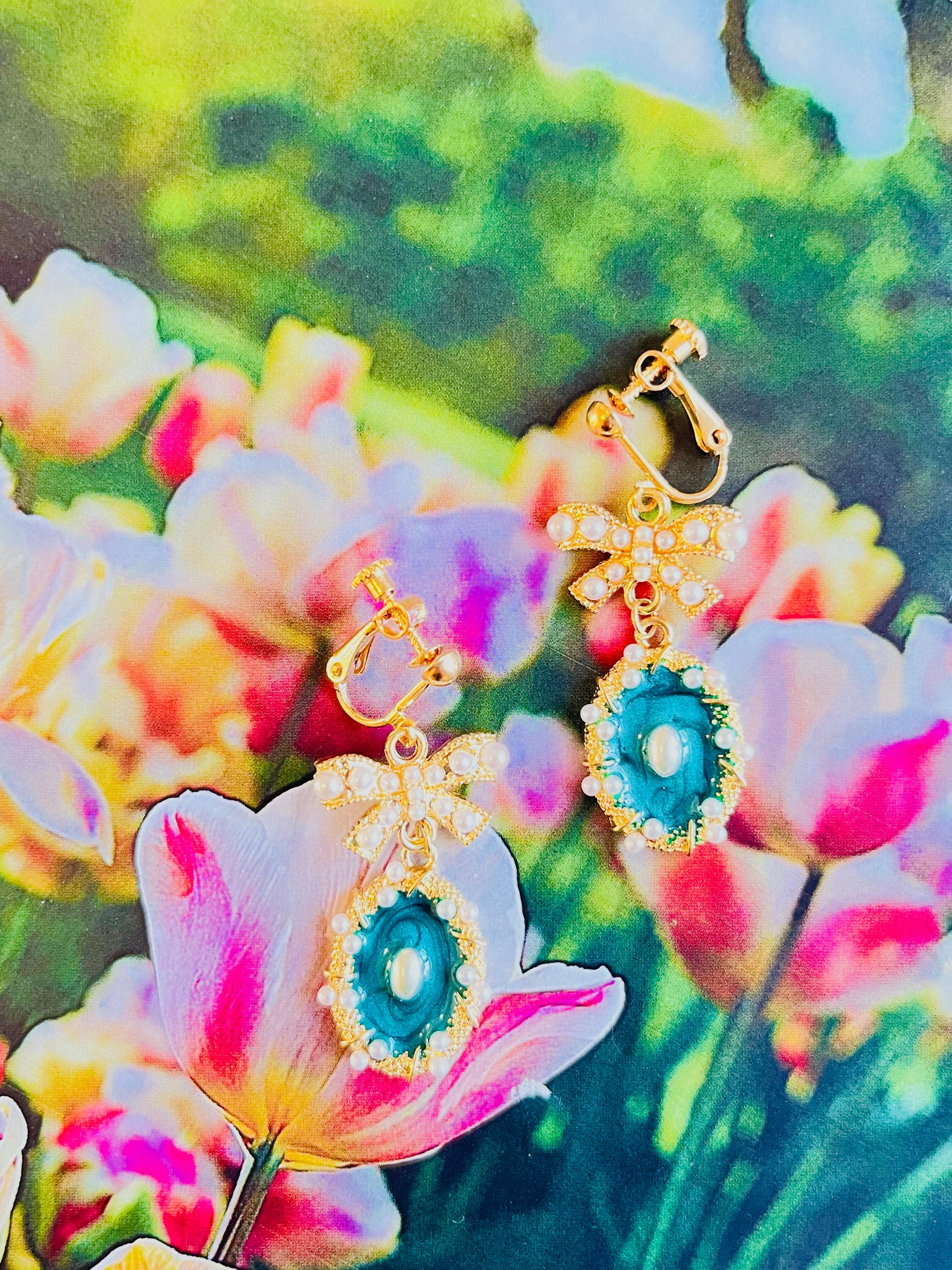 Women's or Men's Ripple Turquoise Enamel Oval Eye White Pearls Knot Bow Gold Drop Clip Earrings For Sale