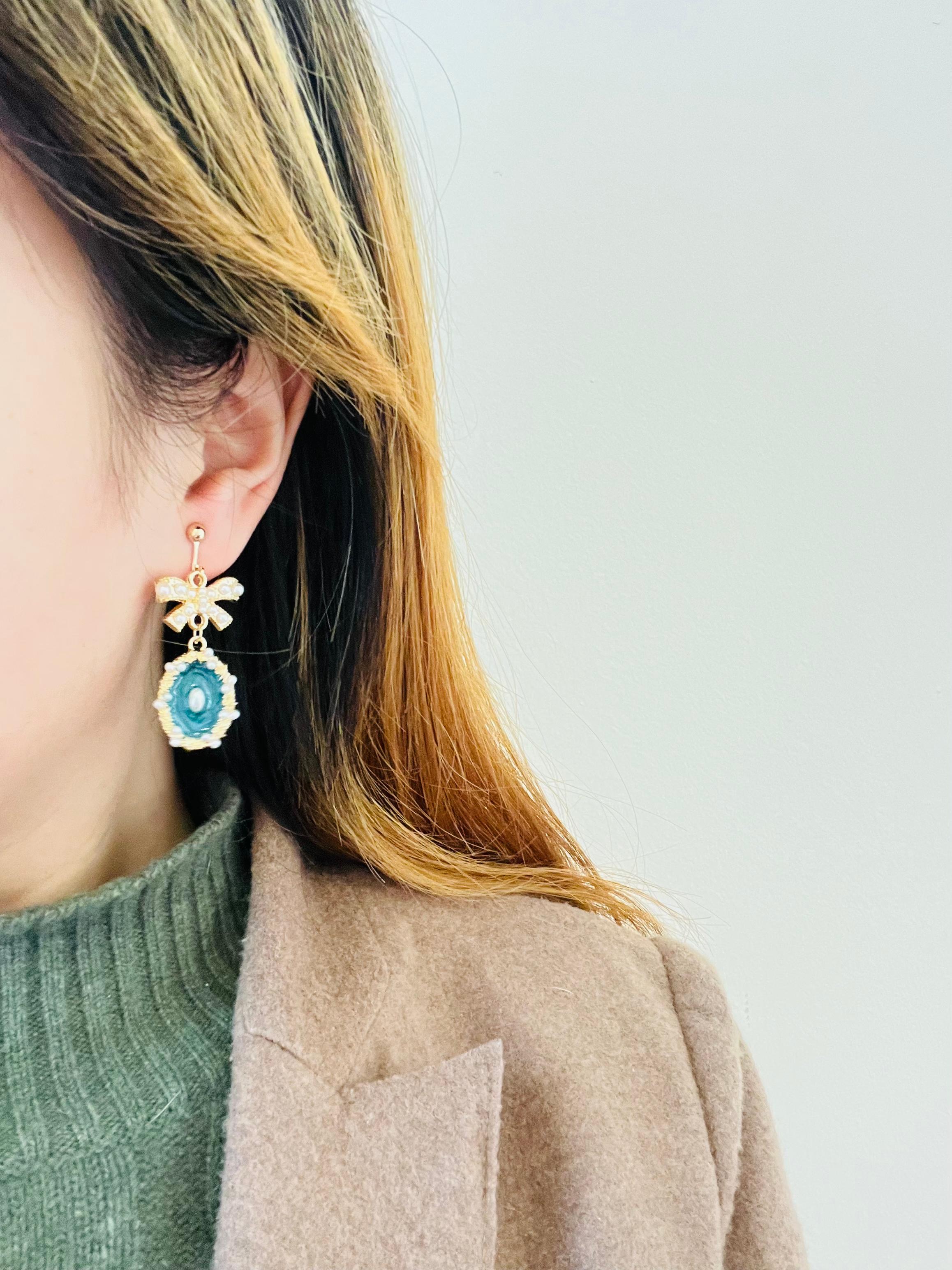 Ripple Turquoise Enamel Oval Eye White Pearls Knot Bow Gold Drop Clip Earrings For Sale 2
