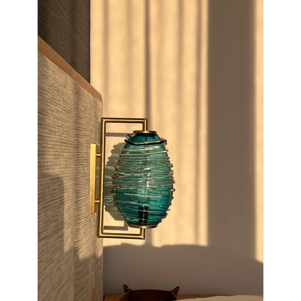 Verre soufflé à la bouche en forme de goutte avec des bordures ondulées. Le travail du métal est illustré en laiton mais peut être personnalisé ainsi que les couleurs du verre. Disponible à l'unité.

Informations complémentaires :
MATERIAL : Verre,