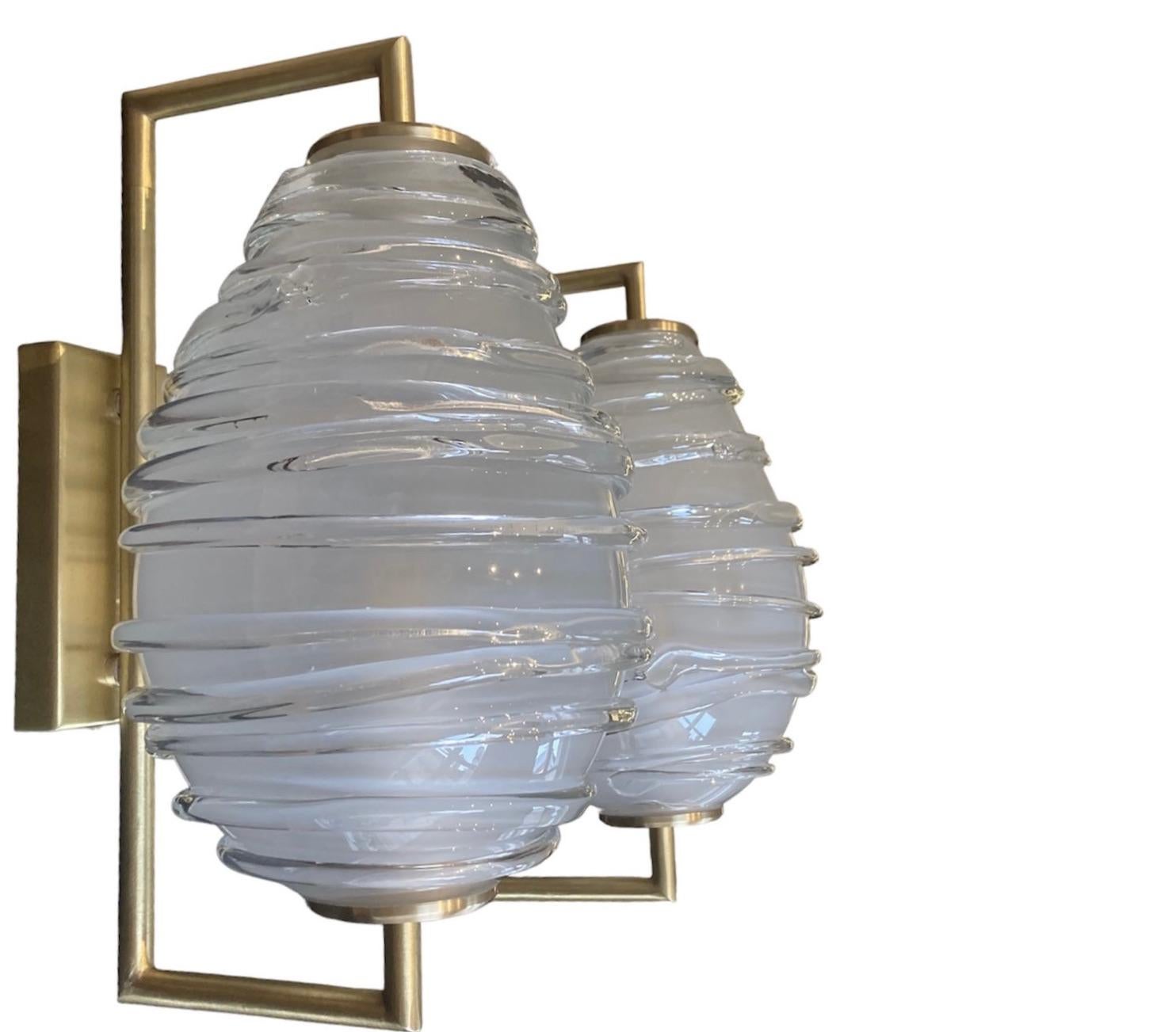 Verre Applique murale Ripples en verre soufflé sculpté à la main en vente