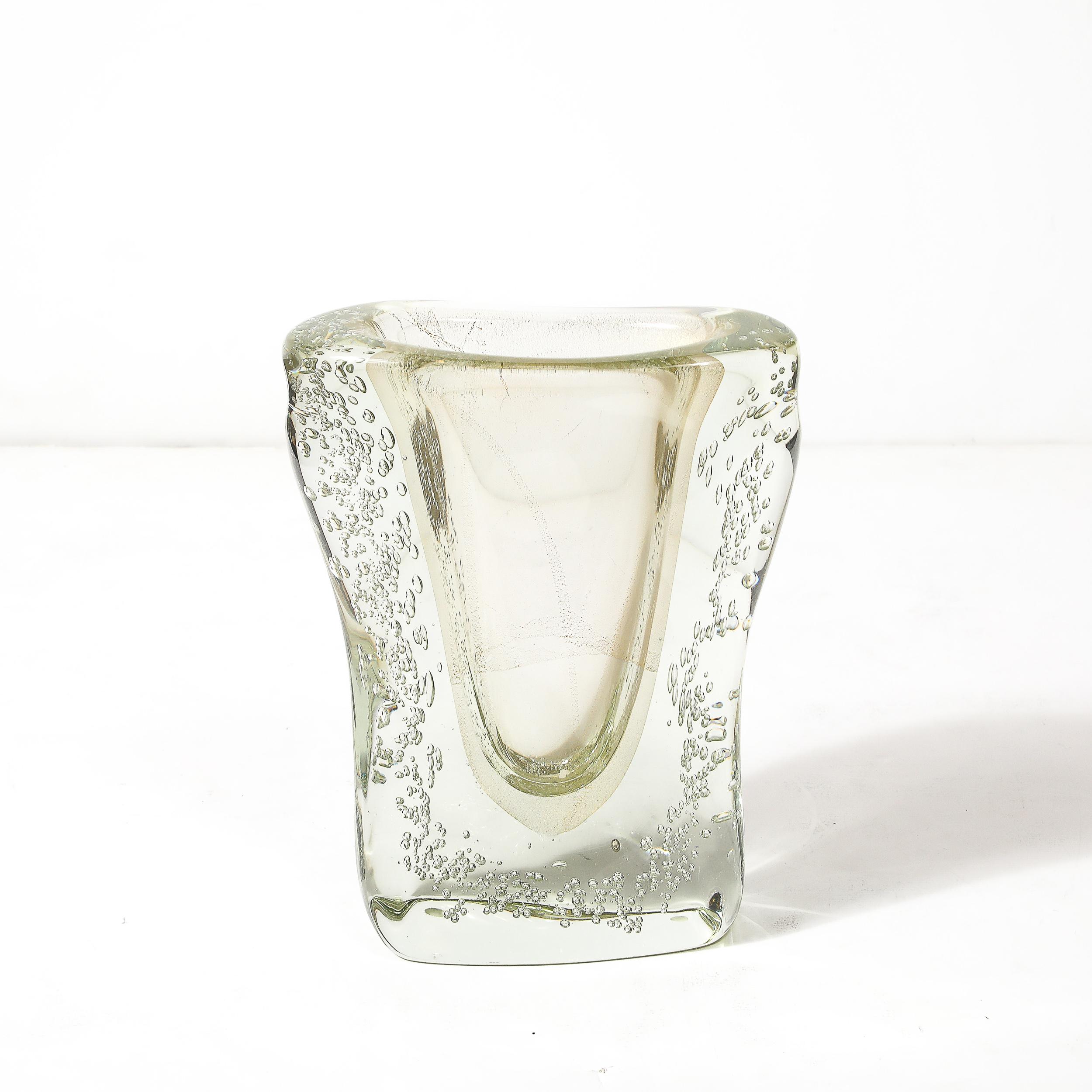 Diese außergewöhnliche Vase aus mundgeblasenem Murano-Glas ist ein Meisterwerk der zeitgenössischen venezianischen Glaskunst. Die Vase in der faszinierenden Form eines sich kräuselnden Knochens ist transparent und dennoch mit zwei raffinierten