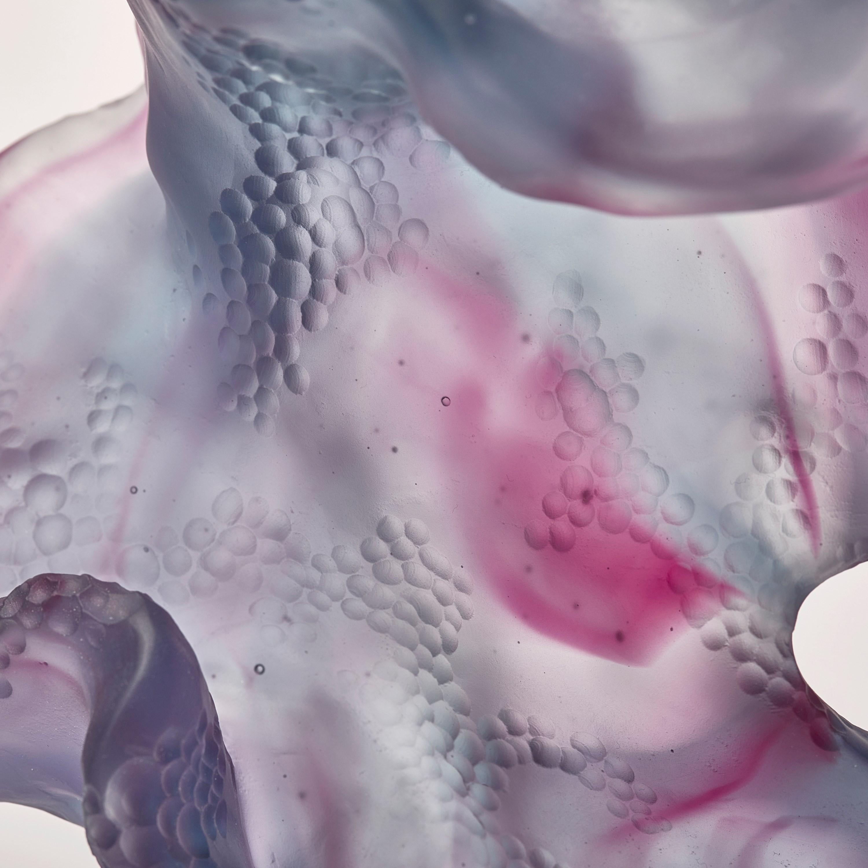 Rippling Transformation, Stahlblaues und rosafarbenes Gussglaskunstwerk von Monette Larsen im Zustand „Neu“ im Angebot in London, GB