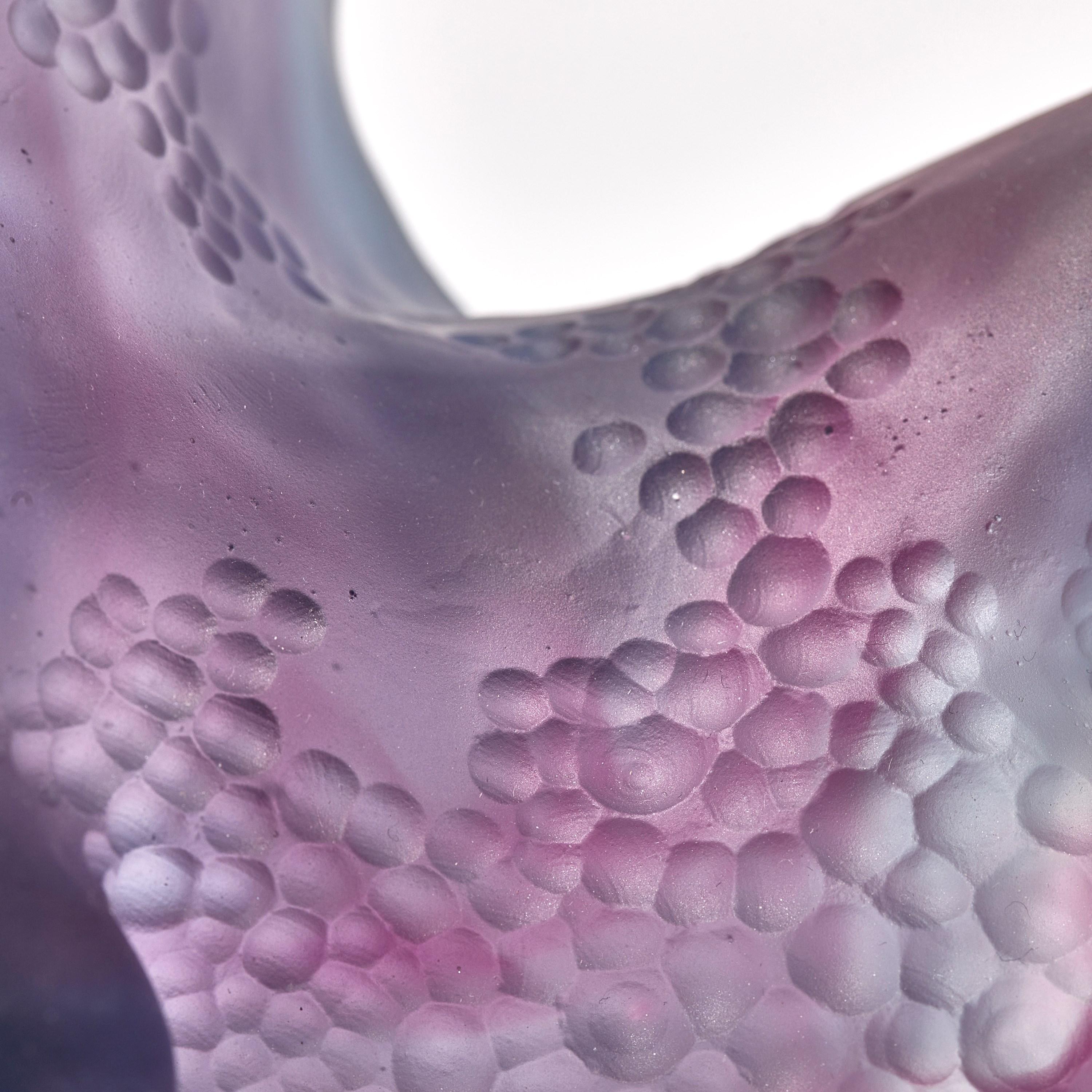 Rippling Transformation, Stahlblaues und rosafarbenes Gussglaskunstwerk von Monette Larsen (21. Jahrhundert und zeitgenössisch) im Angebot
