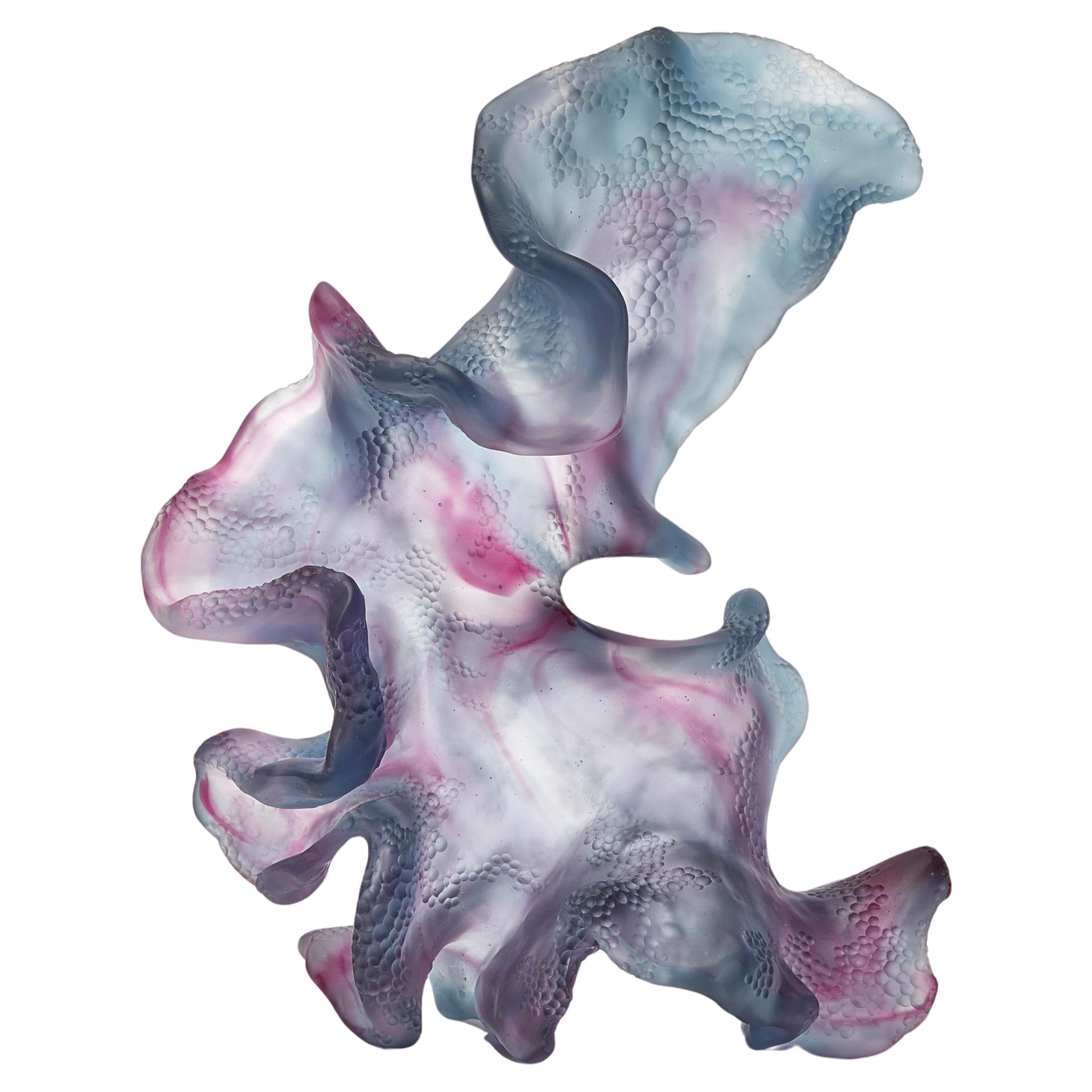 Rippling Transformation, Stahlblaues und rosafarbenes Gussglaskunstwerk von Monette Larsen im Angebot