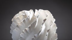 Sculpture abstraite à volants blancs ondulés, Sandra Davolio