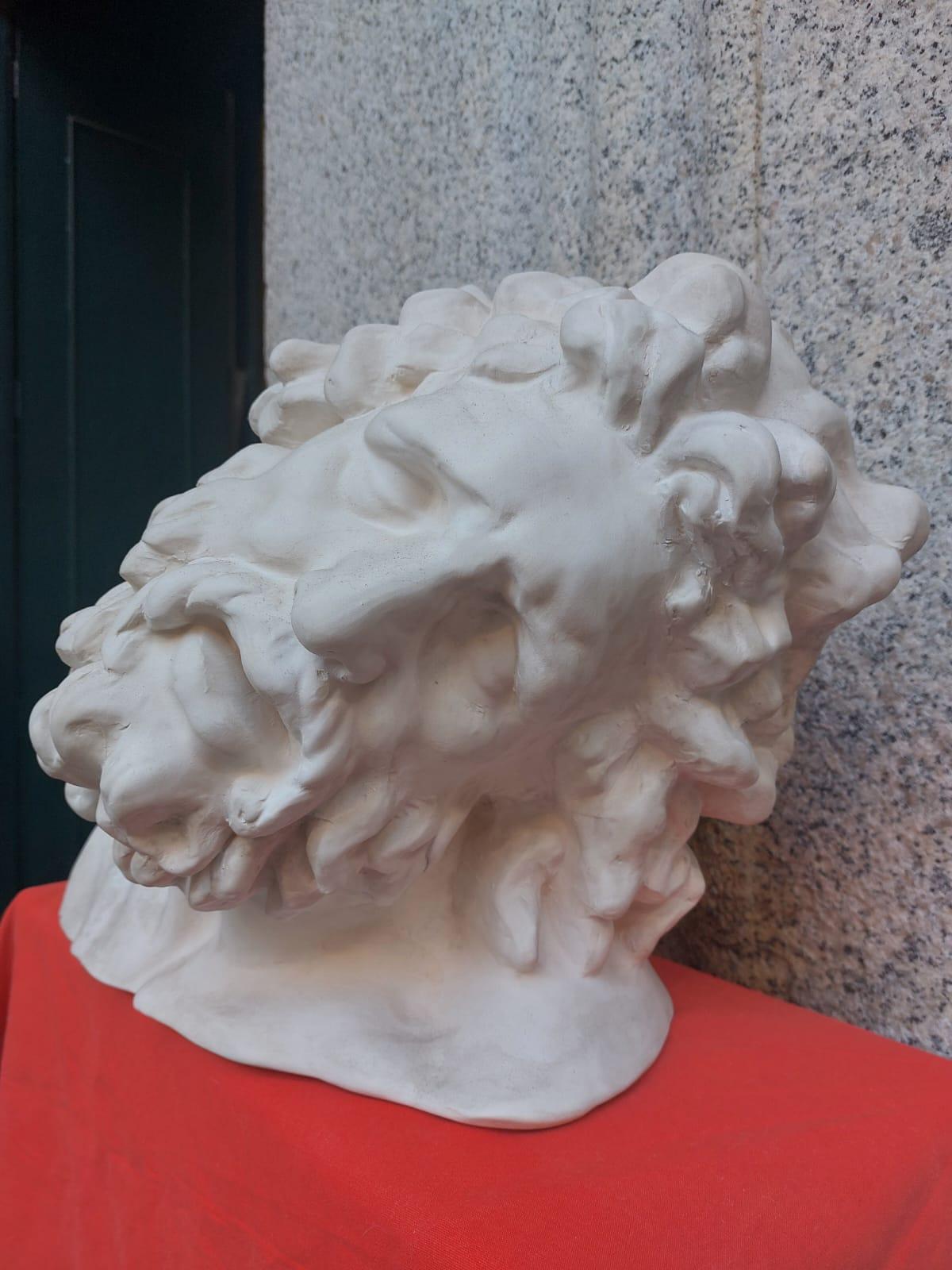 Reproducción en cerámica bizcochada de la cabeza de Laocoonte en Bueno estado para la venta en Milano, IT