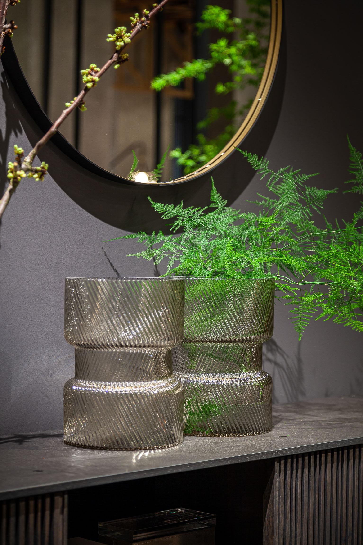 Un vase ou une sculpture ? Rips, de Carina Seth Andersson, répond à ces deux définitions : un vase pour plantes, fleurs et branches dont la forte présence formelle et matérielle lui permet également d'être un élément purement décoratif.

Une forme
