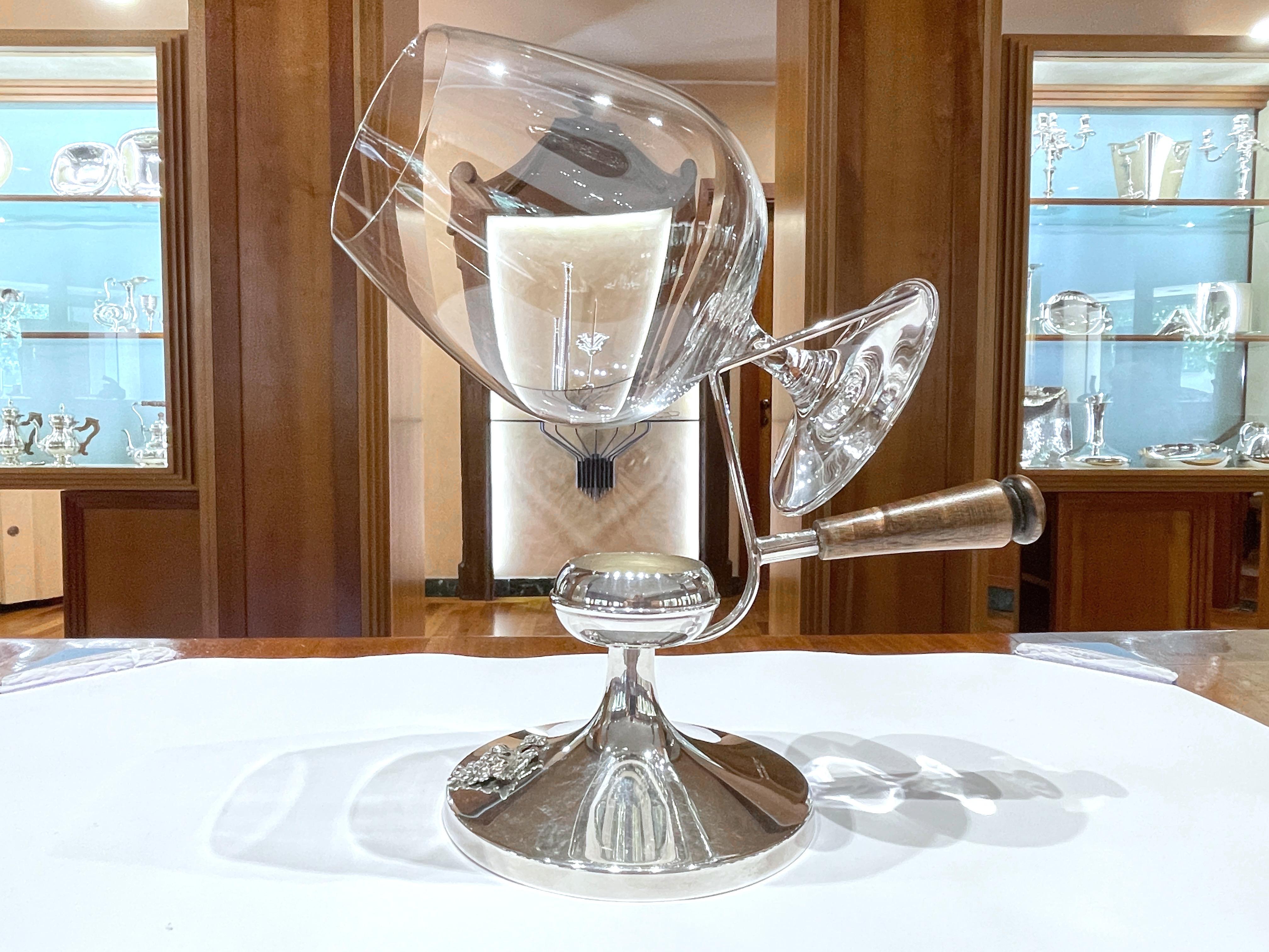 Cognac and brandy heater in 925 sterling silver
Crystal glass and candle included.
Made in Milan - Italy

Diameter base 11 cm
Maximum width including handle and glass 21 cm
Height including glass 21 cm
Total weight 330 g

Simple, practical and