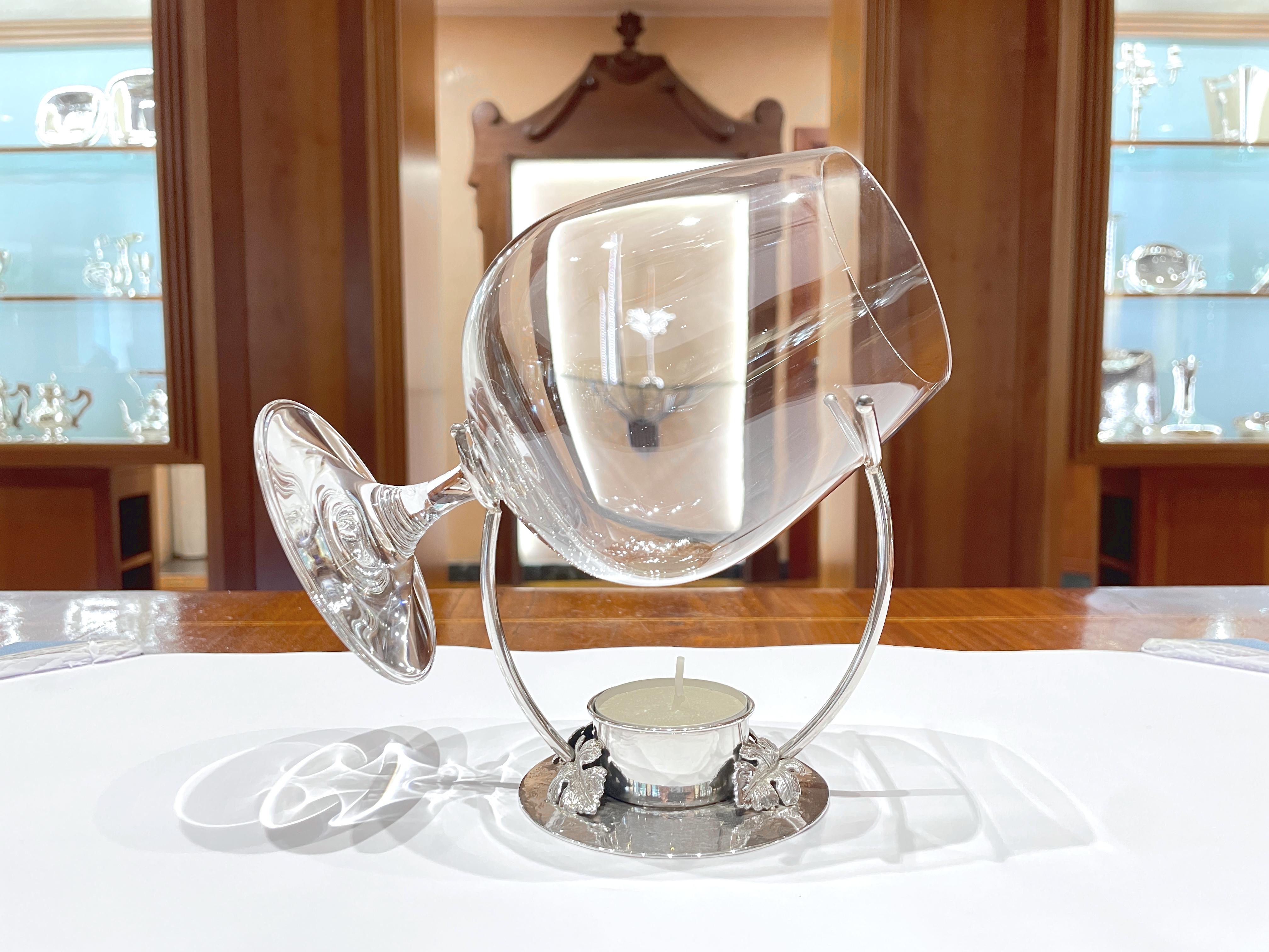 Cognac and brandy heater in 925 sterling silver
Crystal glass and candle included.
Made in Florence - Italy

Diameter base 8 cm
Maximum width including glass 16 cm
Height including glass 16 cm
Total weight 285 g

Simple, practical candle heater for