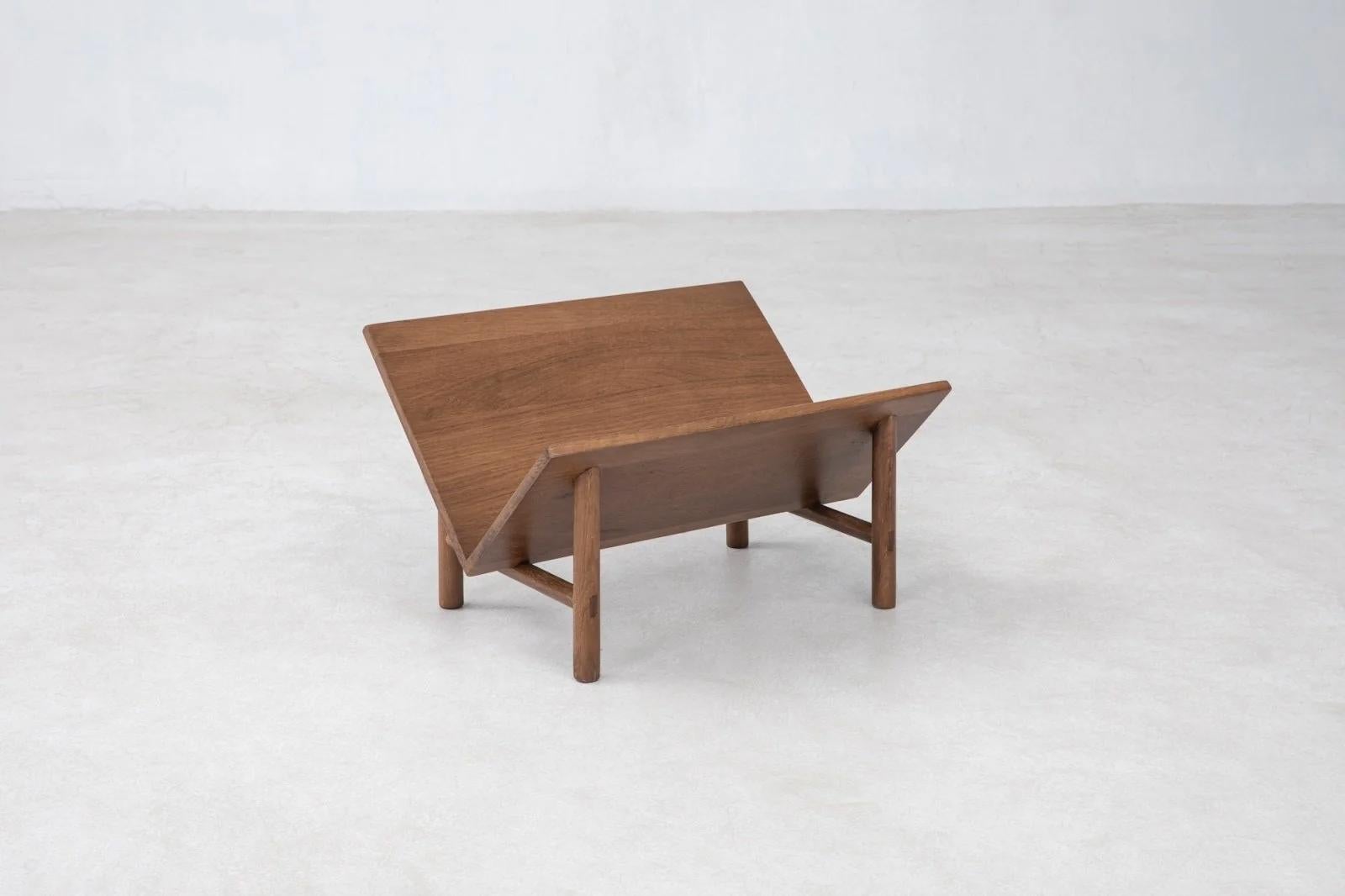 Sun at Six es un estudio de diseño de muebles contemporáneos que trabaja con maestros carpinteros chinos tradicionales para fabricar a mano nuestras piezas utilizando ebanistería tradicional. Un soporte flotante para libros, discos y expositores.
