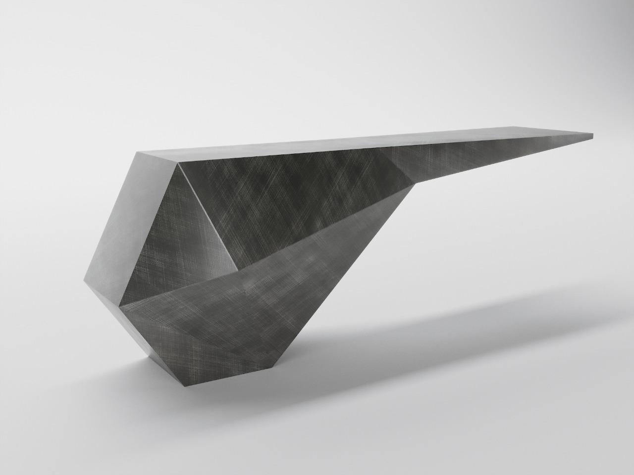Hochwertiger, geometrisch geformter Konsolentisch aus Metall in gebürstetem Gun-Metal-Finish. Geeignet für Wohn- und Geschäftsräume.
