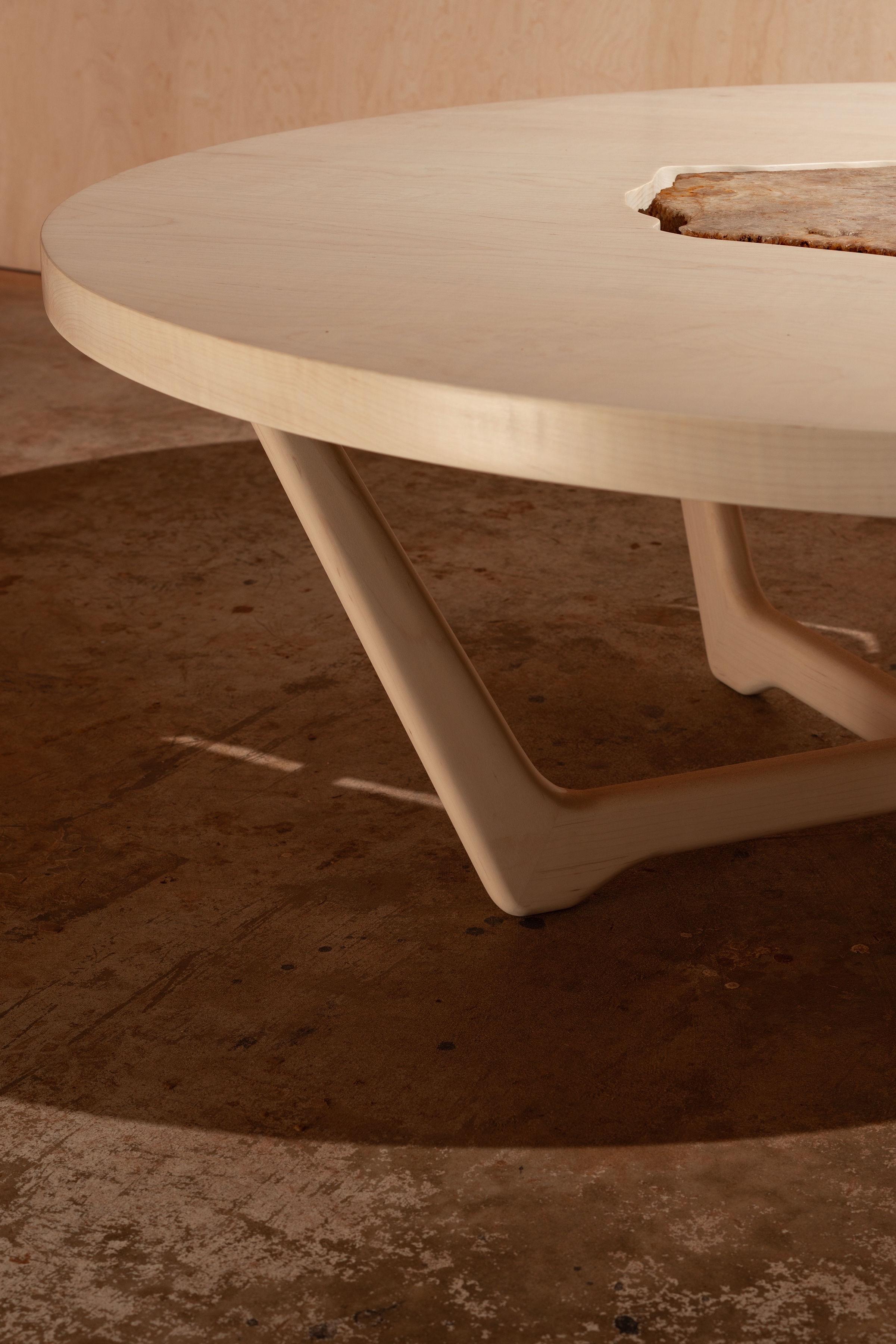 Moderne Table basse moderne Rise en érable blanchi avec quartz rose en vente