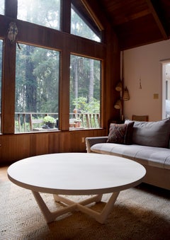 Tavolino da caffè moderno Rise in acero sbiancato con base scolpita