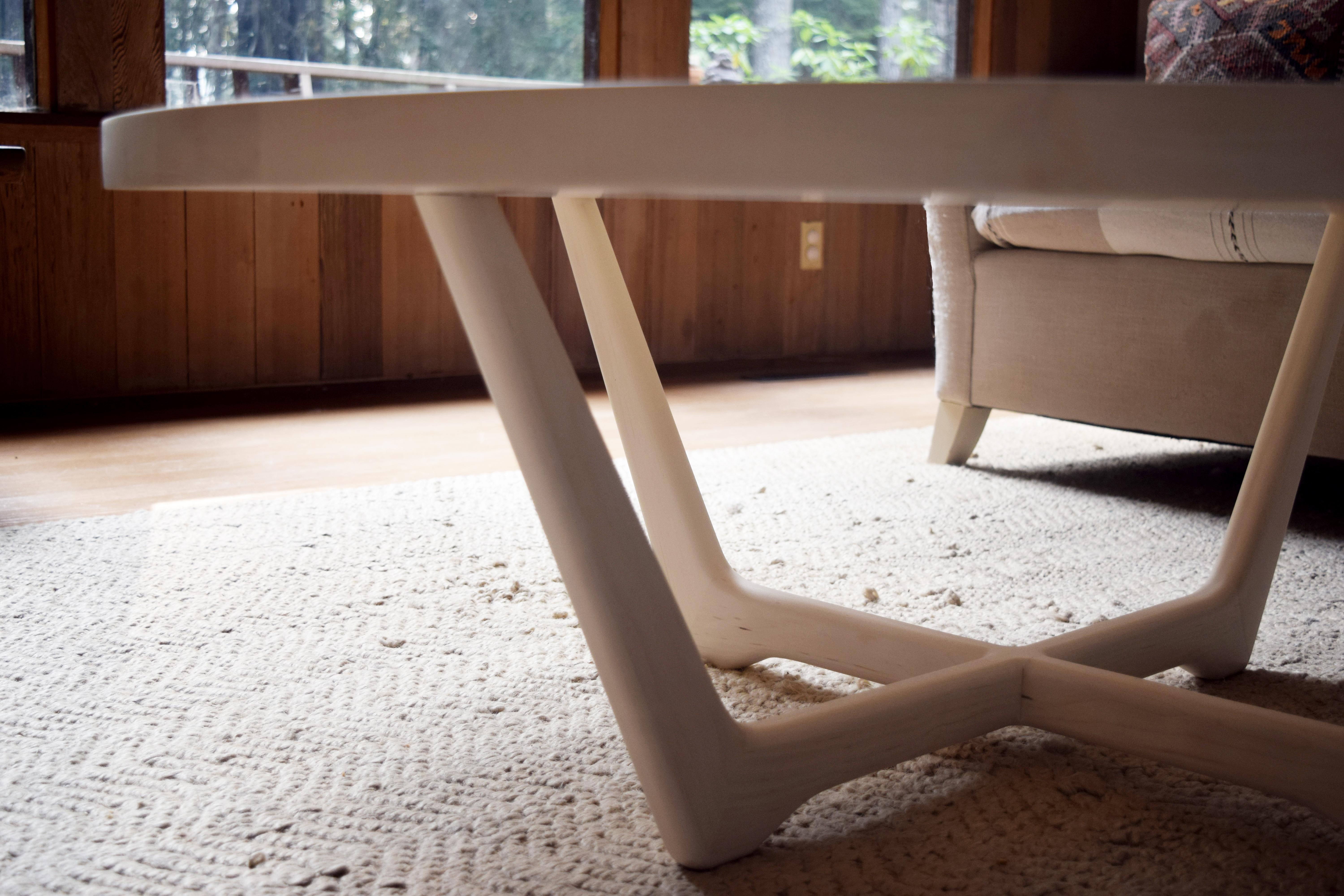 Moderne Table basse moderne Rise en érable blanchi avec base sculptée en vente
