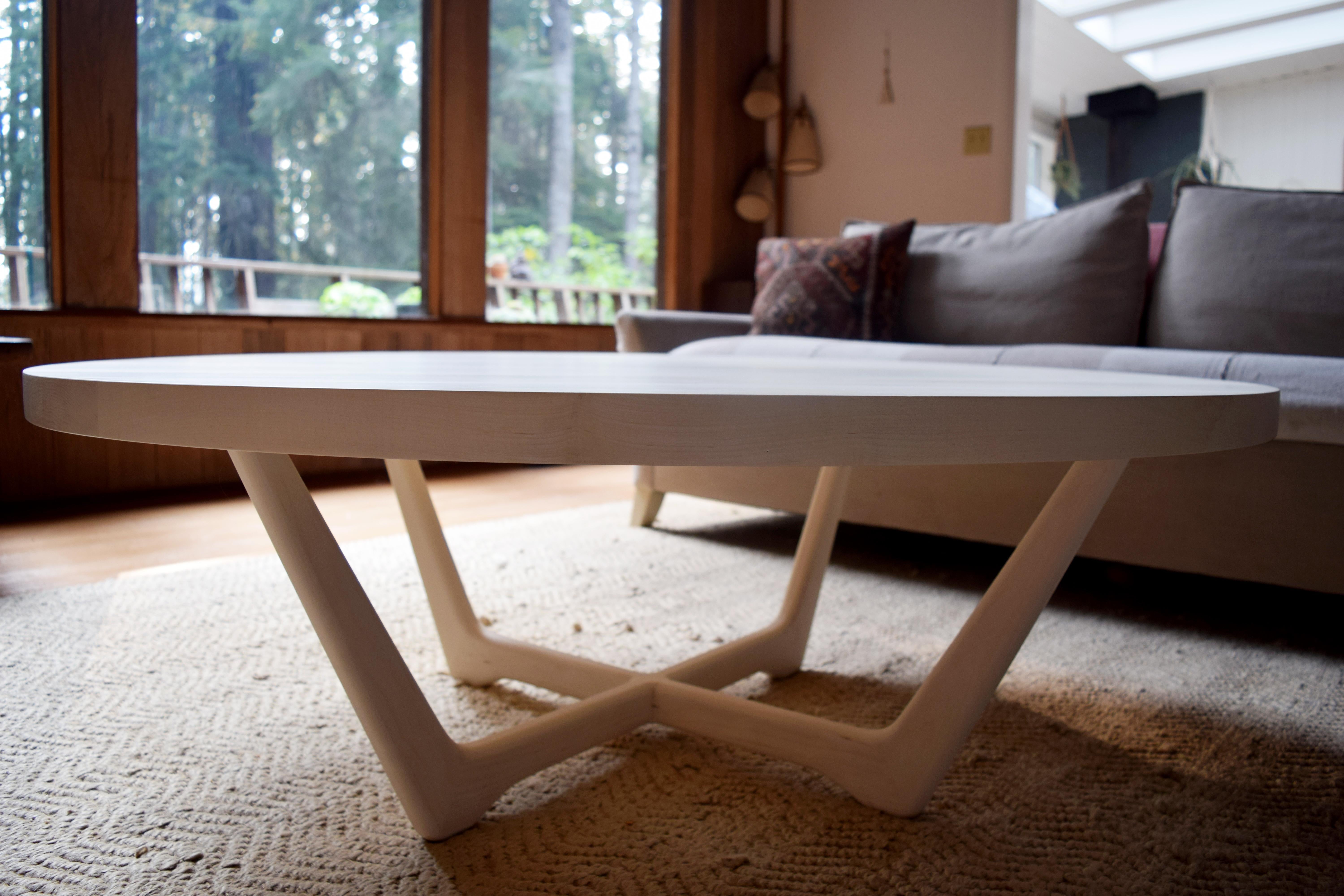 Américain Table basse moderne Rise en érable blanchi avec base sculptée en vente