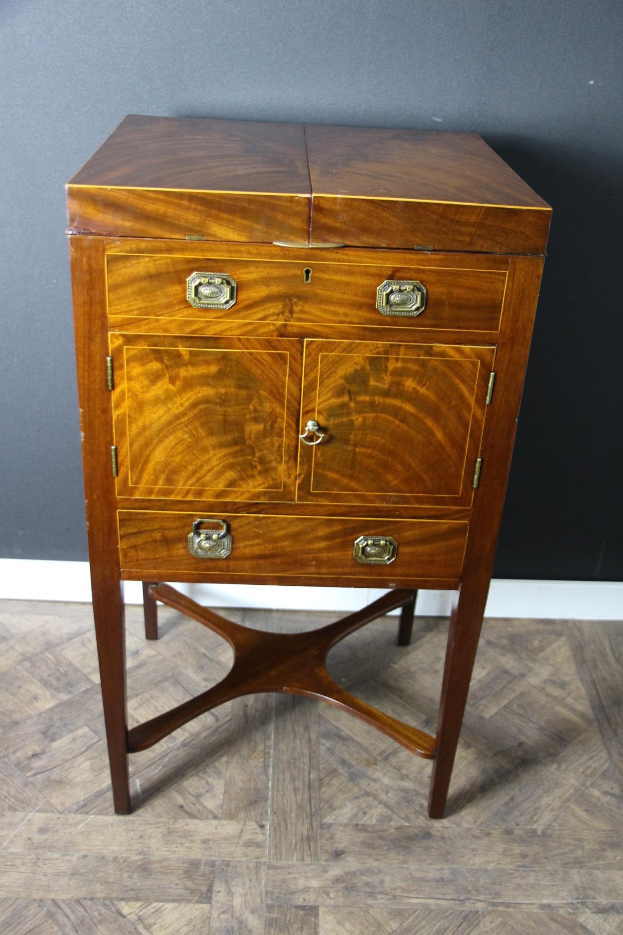 This English cocktail cabinet is particularly unusual and elegant.
Made of magnificent honey color golden walnut, from 1920's ,I t features  on its front, 1 fake cupboard, I fake drawer and 1 real double drawer. . Its top section pops up to reveal a