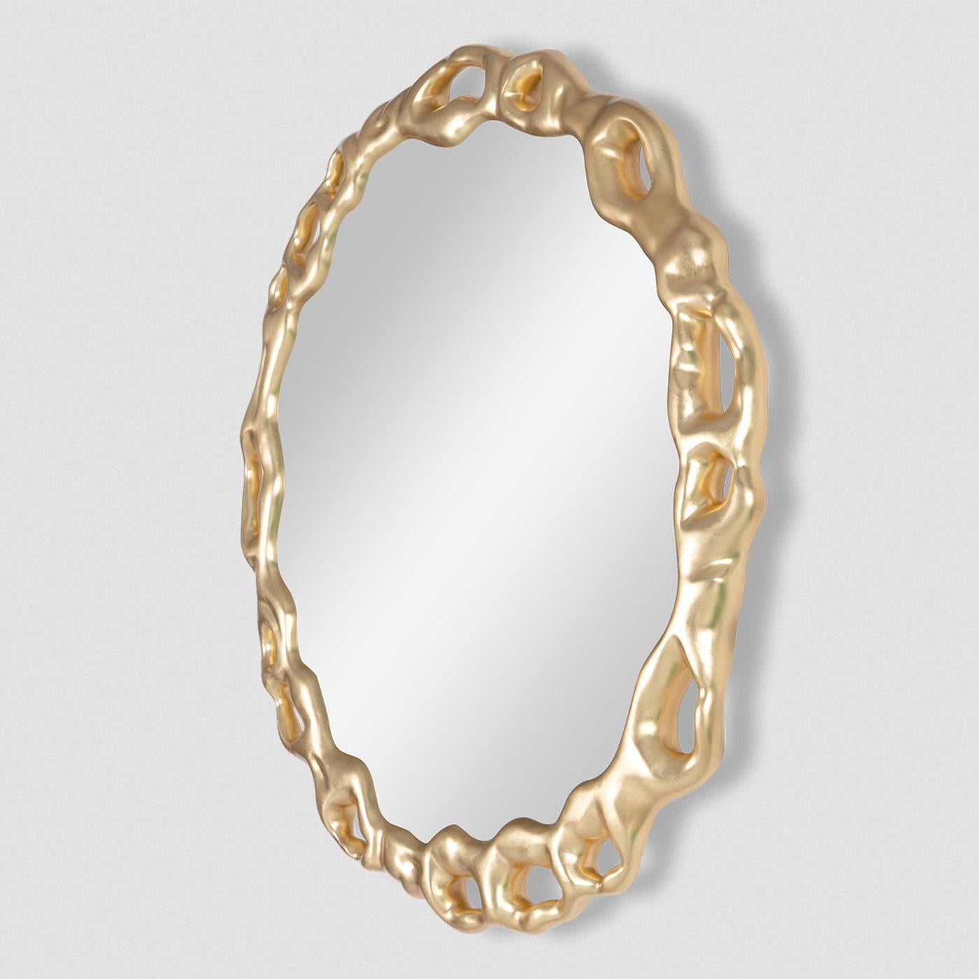 Spiegel Rising mit handgeschnitztem Rahmen aus massivem Mahagoni,
handbemalt mit Blattgold. Mit rundem Spiegelglas.