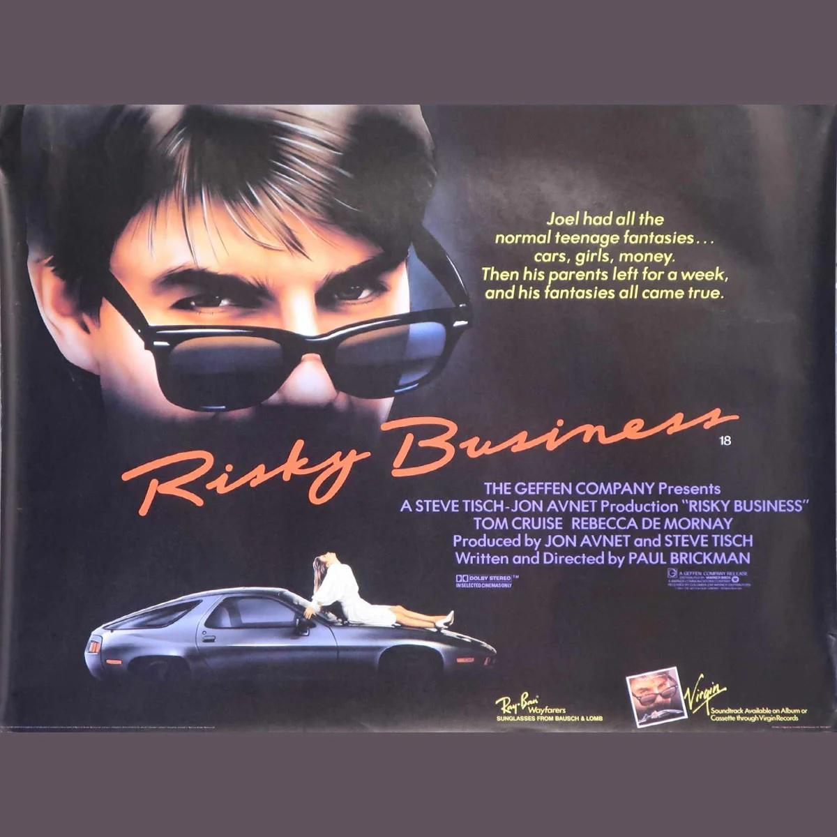 Riskantes Geschäft (1983)
Original British Quad (30 X 40 Zoll)

Als seine Eltern für ein paar Tage in den Urlaub fahren, ist der High-School-Senior Joel Goodsen (Tom Cruise) überglücklich und geht mit seinem besten Freund Miles aus. Nachdem der