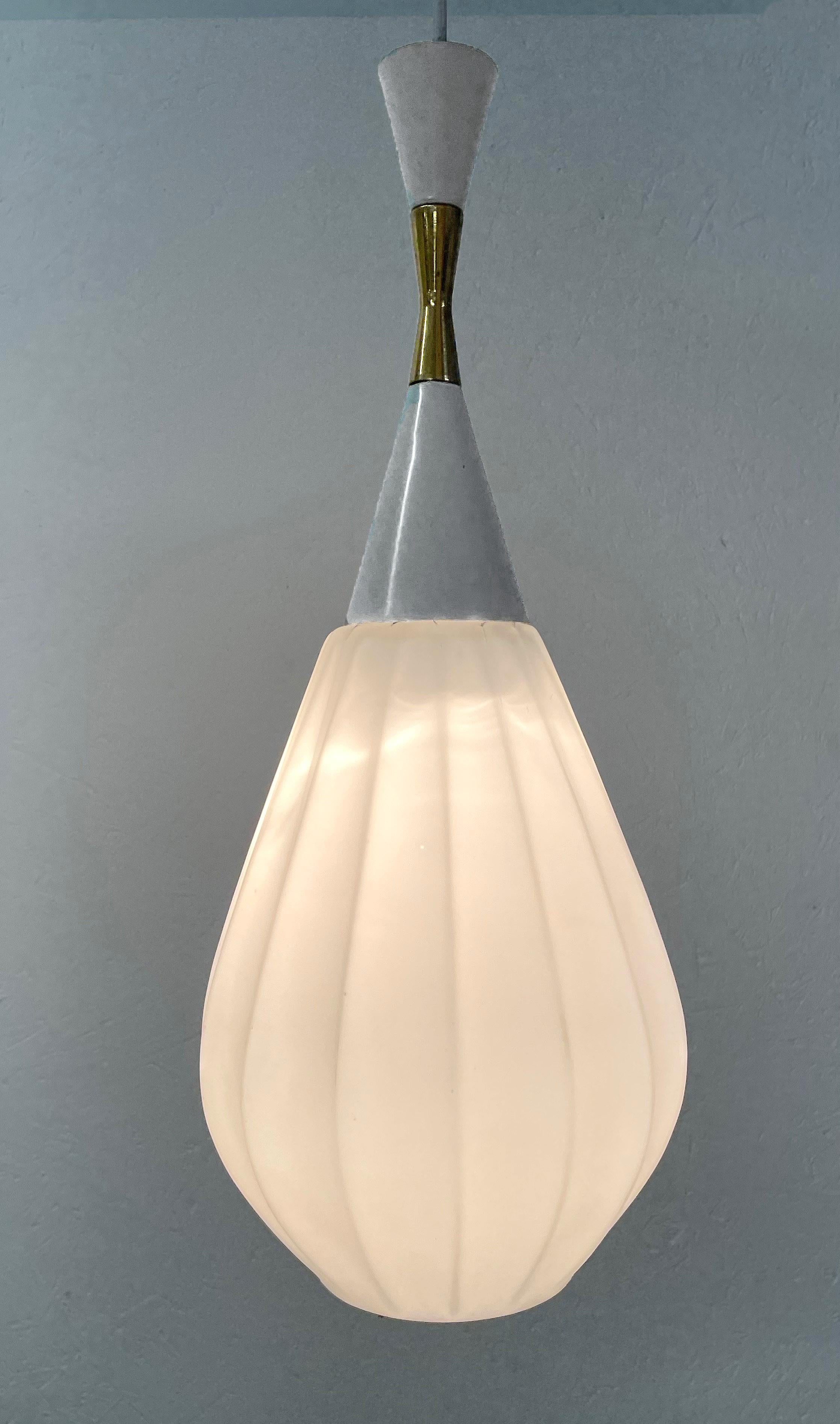 Superb midcentury pendant chandelier in white opaline glass and brass shaped like a wavy drop. This fantastic piece was designed in Italy in the 1950s. 

The lines are smooth and delicate and its elegance is due to the refined combination of the
