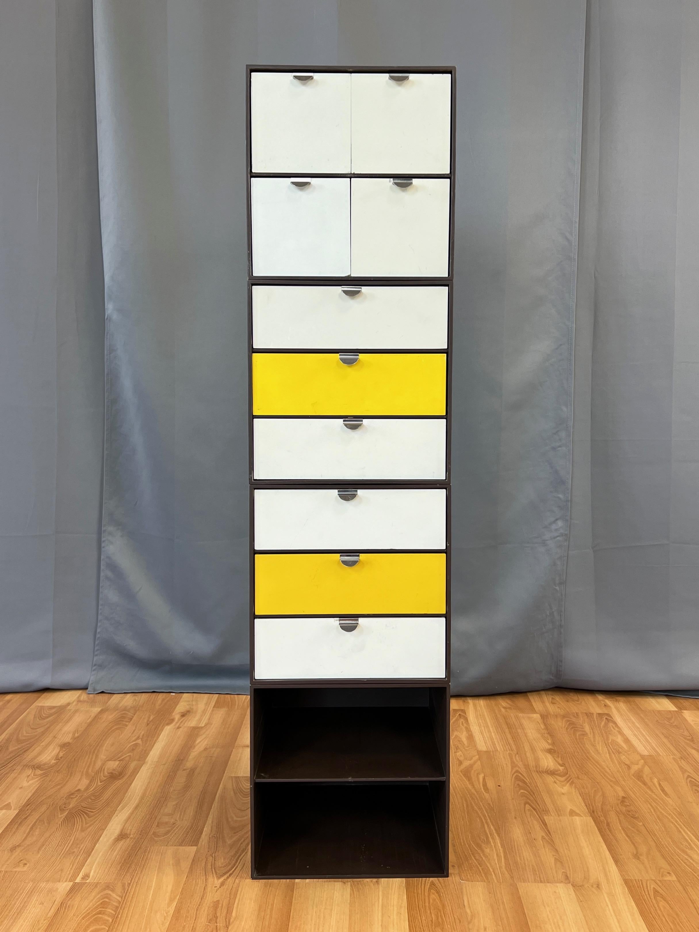 Ein vierteiliges Set von Palanox modularen Aufbewahrungsboxen oder -würfeln von Ristomatti Ratia für Palaset aus dem Jahr 1972, hergestellt von Treston Oy.

Das Set besteht aus einem braunen Würfel mit vier quadratischen weißen Schubladen, zwei