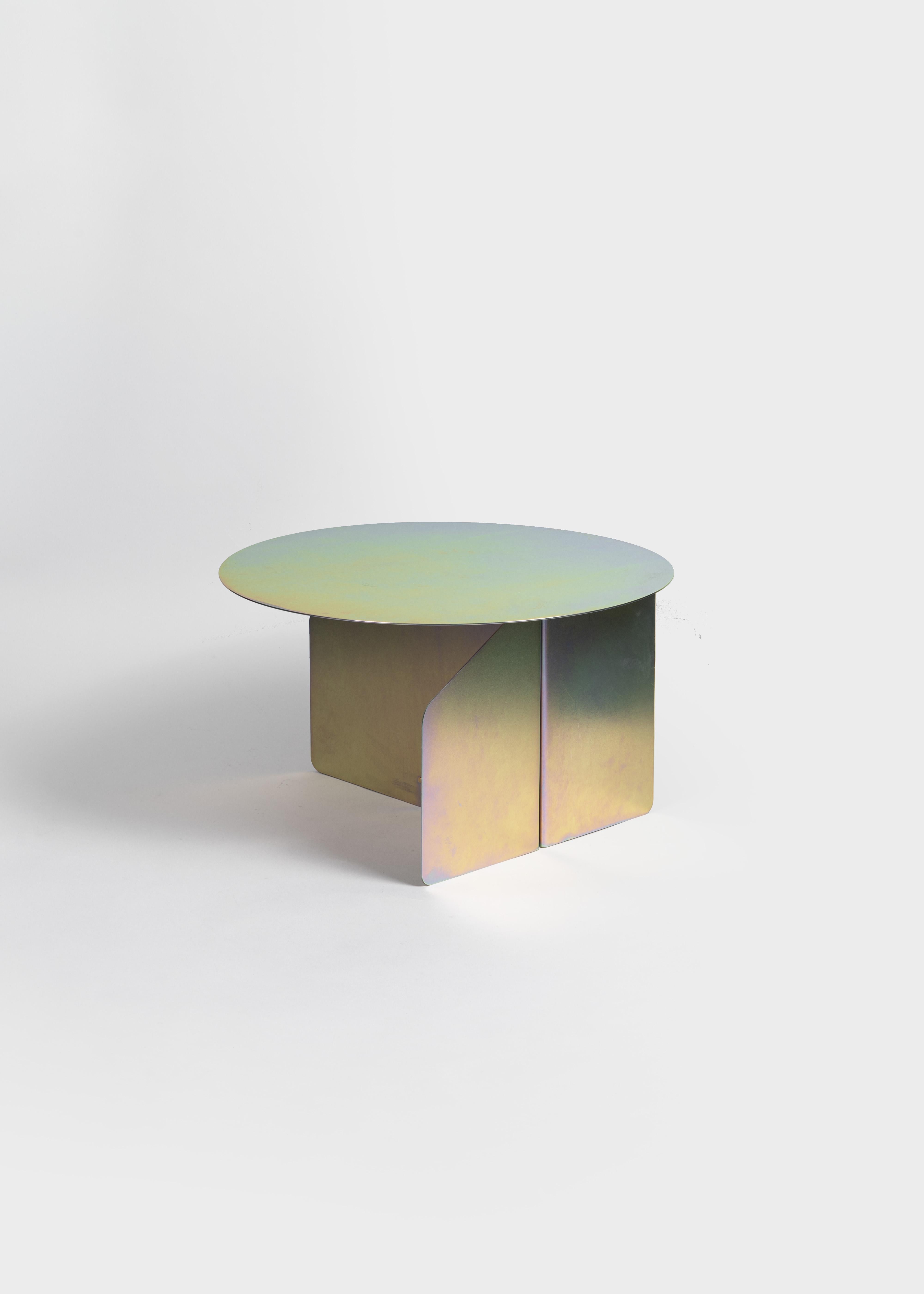I tavoli Risvolto sono una collezione di design realizzata con fogli di metallo sottili piegati singolarmente. Accoppiati insieme, creano nuove forme caratterizzate da ampie superfici, esaltando i riflessi unici e cromaticamente imprevedibili della