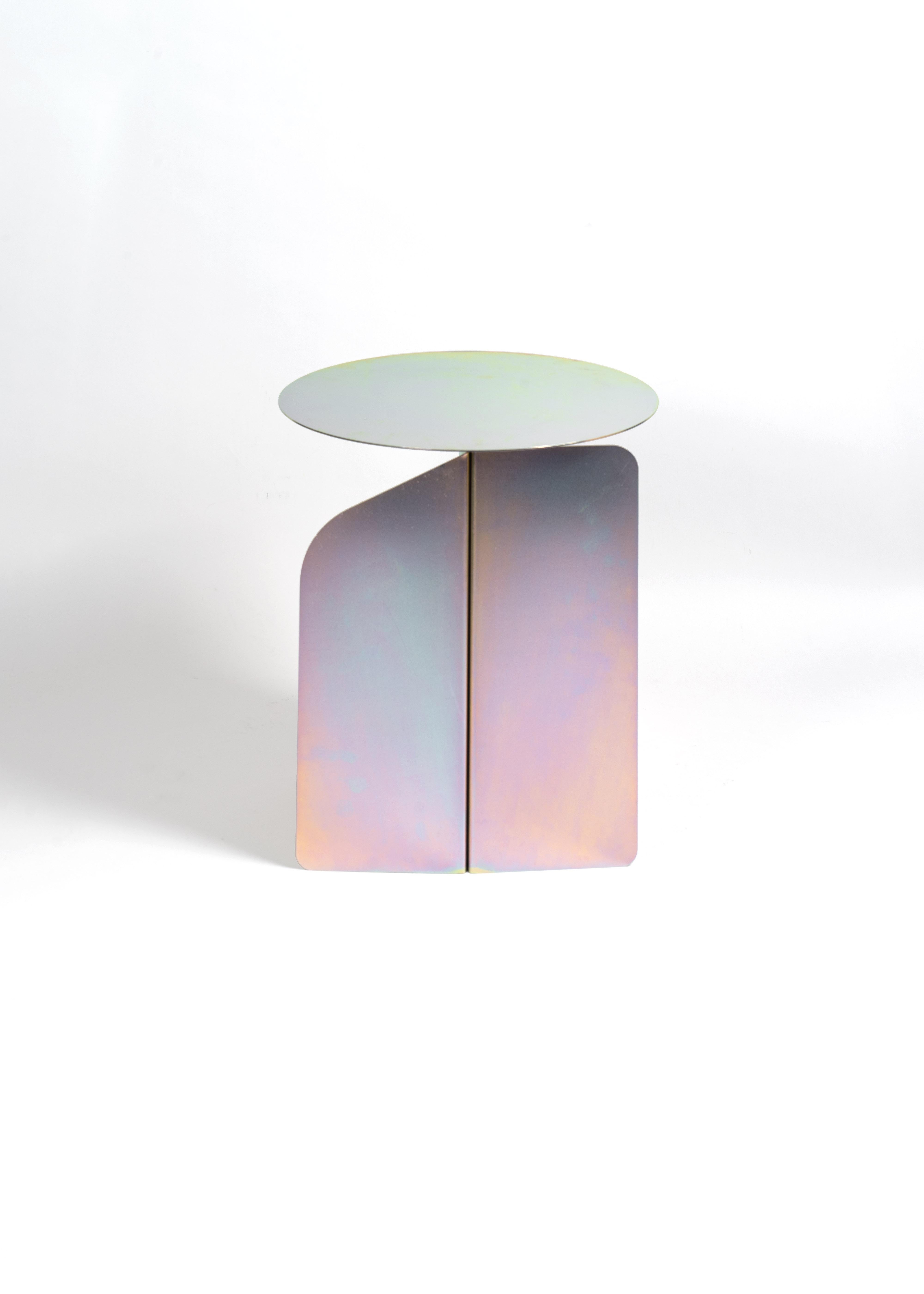 Las mesas Risvolto son una colección de diseño elaborada con finas chapas metálicas plegadas individualmente. Cuando se combinan entre sí, crean nuevas formas que se distinguen por sus amplias superficies, realzando los reflejos únicos y